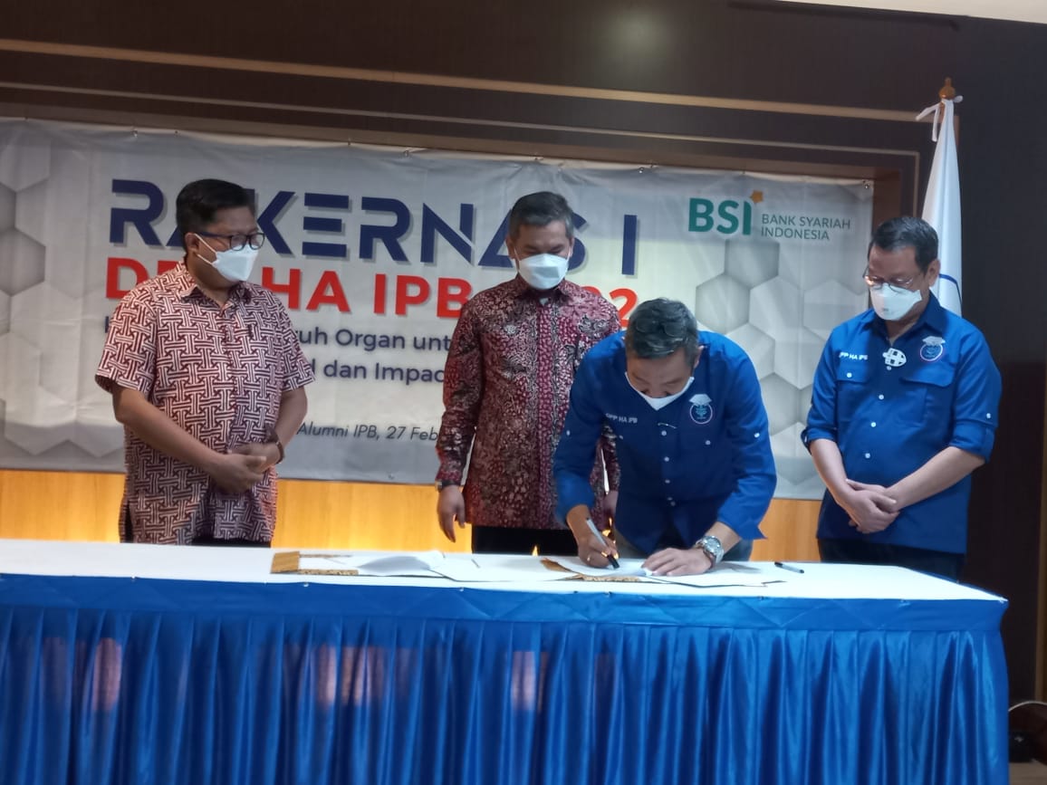 Penandatangan MOU antara HA IPB yang diwakili oleh Ketua Umum DPP HA IPB