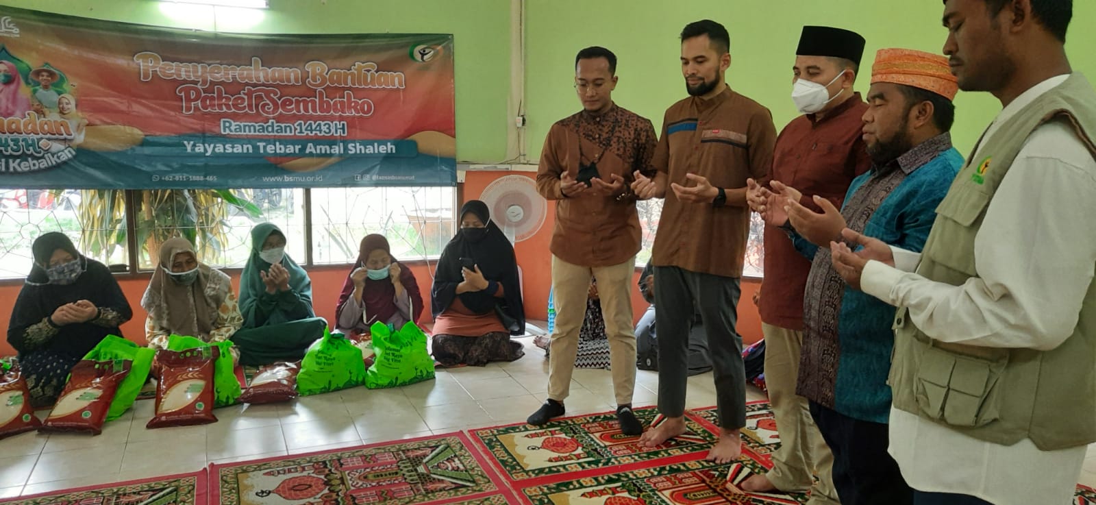 Bersama Teuku Wisnu, Ketua YTAS Salurkan 100 Paket Bantuan Sembako untuk Lansia Dhuafa