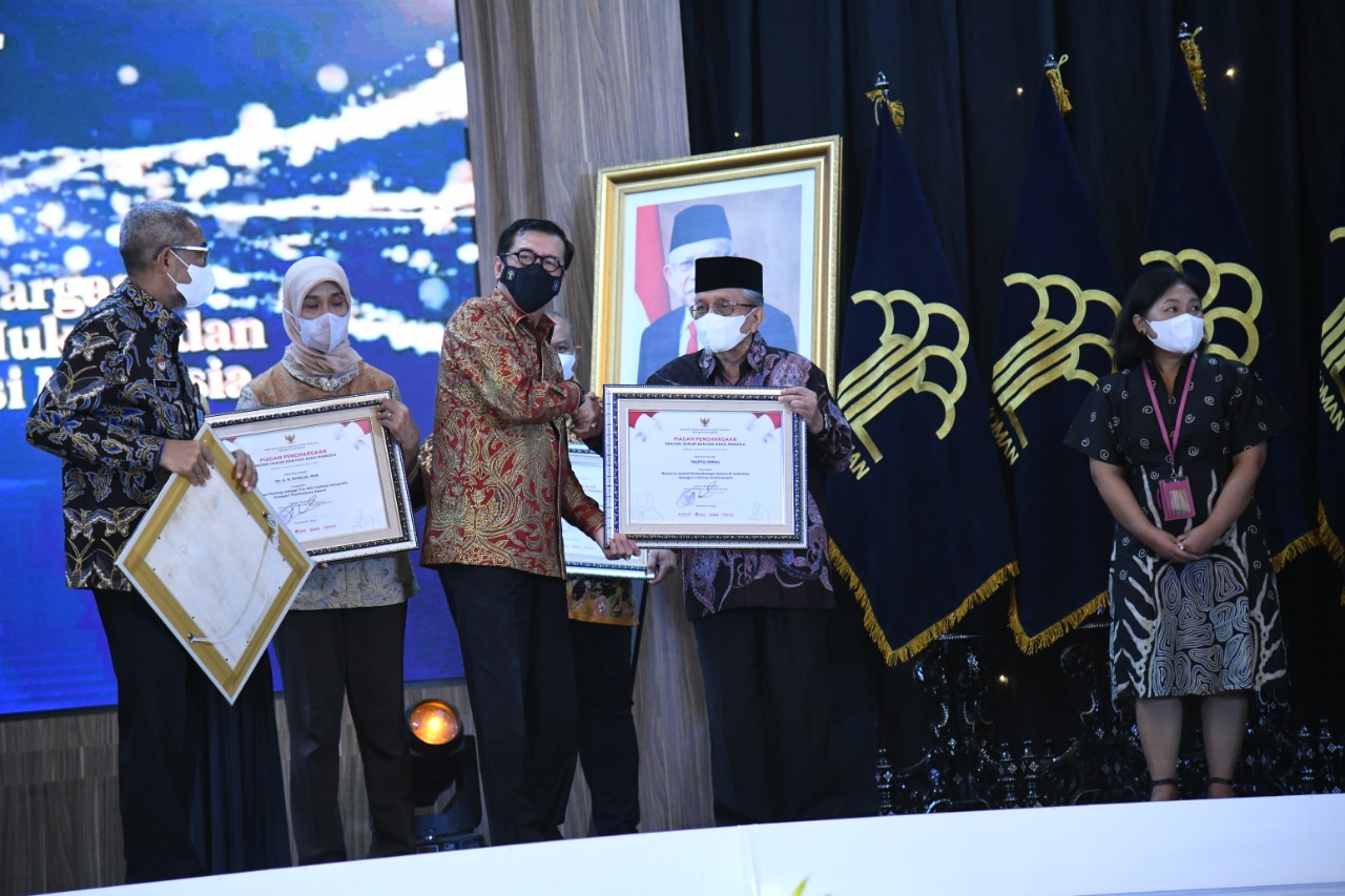 Kemenkumham Anugerhi Balitbang Kementan Atas Pengembangan Produk Berbasis Eucalyptus