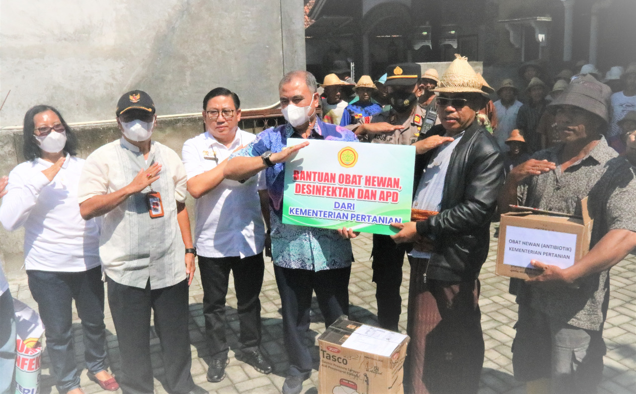 Cegah PMK, Kementan Serahkan Bantuan Obat-obatan dan APD di Lombok Barat