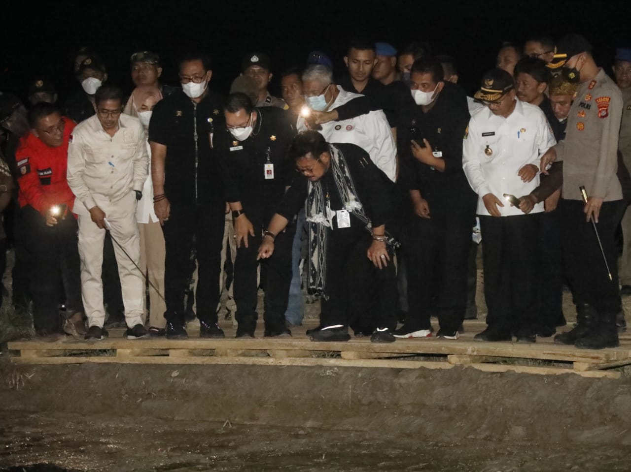 Meski Sudah Malam, Mentan dan Petani Tetap Semangat Tanam Serempak
