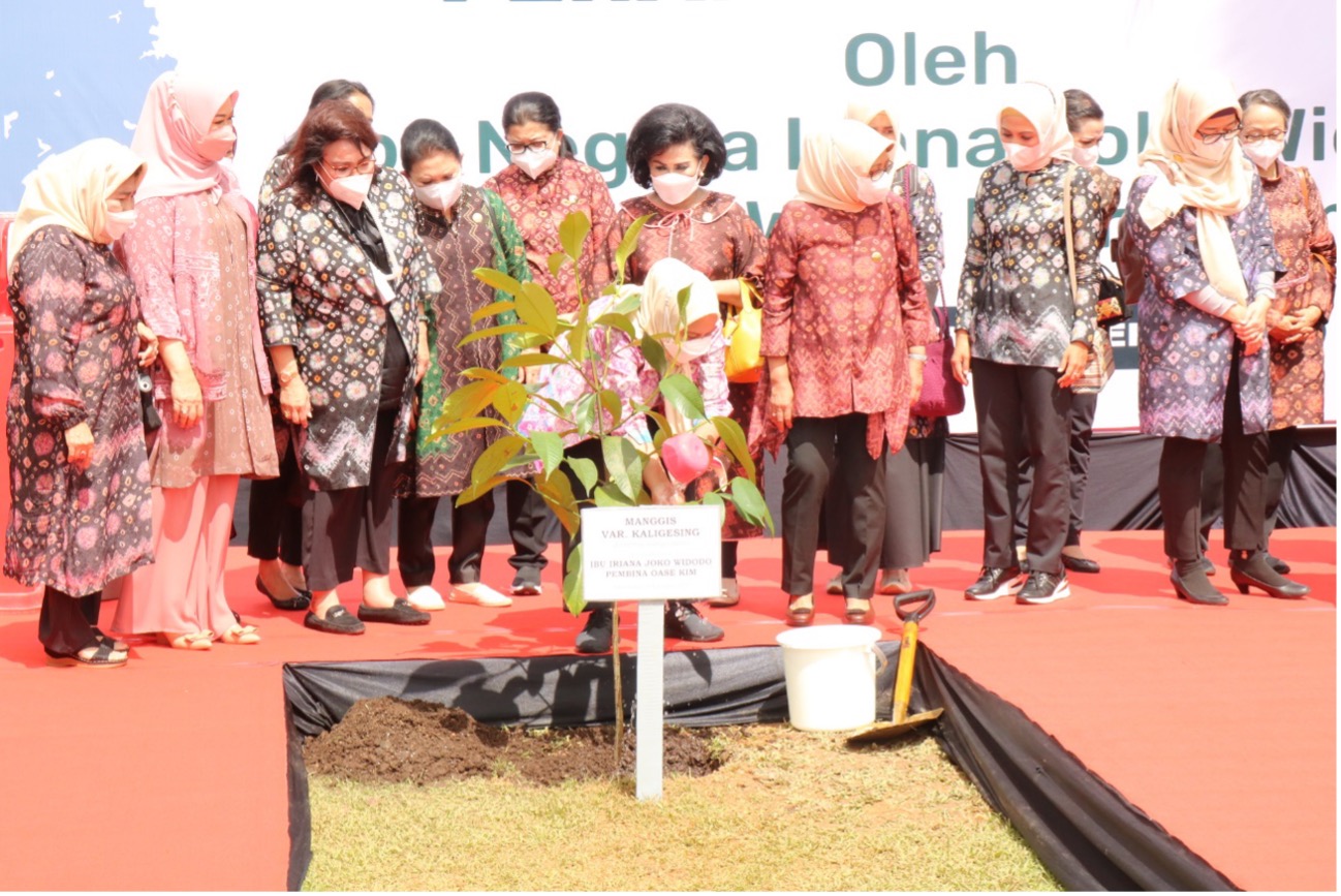 DUKUNG PROGRAM INDONESIA HIJAU, KEMENTERIAN PERTANIAN BERSAMA OASE KIM MELAKUKAN PENANAMAN POHON DI SUMATERA SELATAN