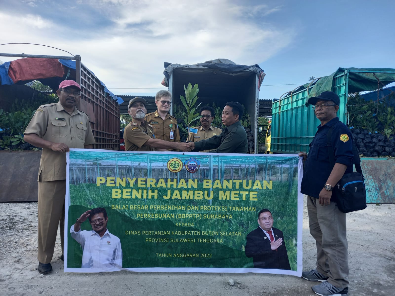 Buton Selatan – Salah faktor penentu keberhasilan budidaya tanaman di tingkat petani adalah penggunaan benih bermutu.Saat ini penggunaan benih bermutu di tingkat petani relatif rendah akibat terbatasnya ketersediaan dan aksebilitas terhadap benih unggul bermutu dikawasan pengembangan.