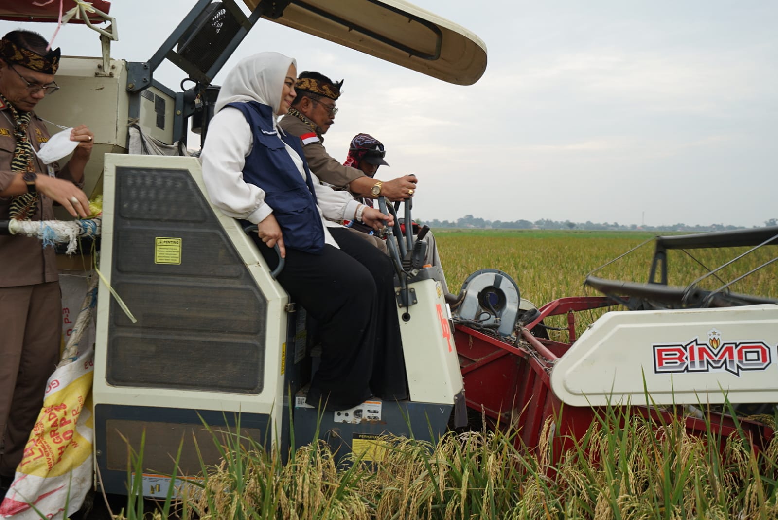 Mentan SYL Pantau Jalannya Panen Raya di Kabupaten Karawang, Pastikan Kondisi Beras Indonesia Aman