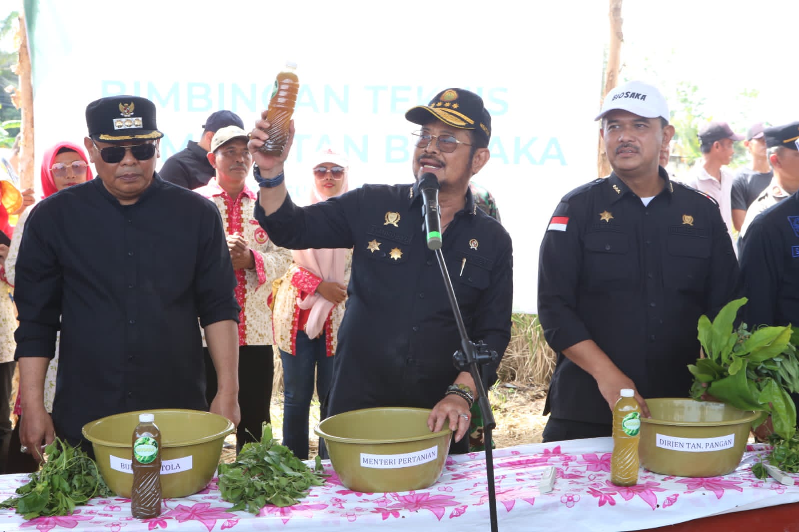 Meriah Antusias Petani, Mentan SYL Pimpin Langsung Pembuatan Biosaka di Batola