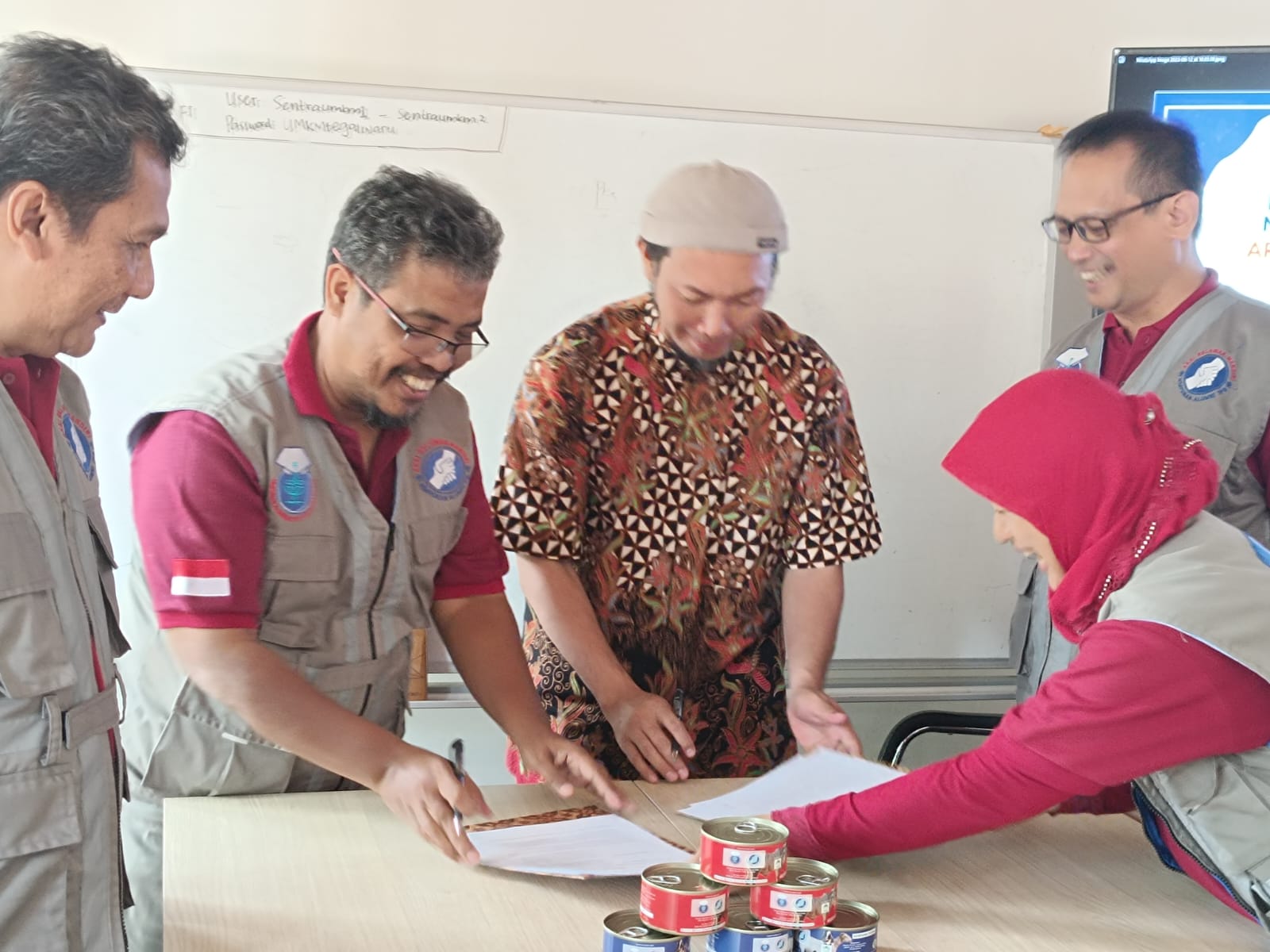 TEKEN MoU DENGAN ARM HA-IPB, MT FARM DONASIKAN 1.000 KALENG MAKANAN SIAP SANTAP UNTUK OPERASI TANGGAP BENCANA