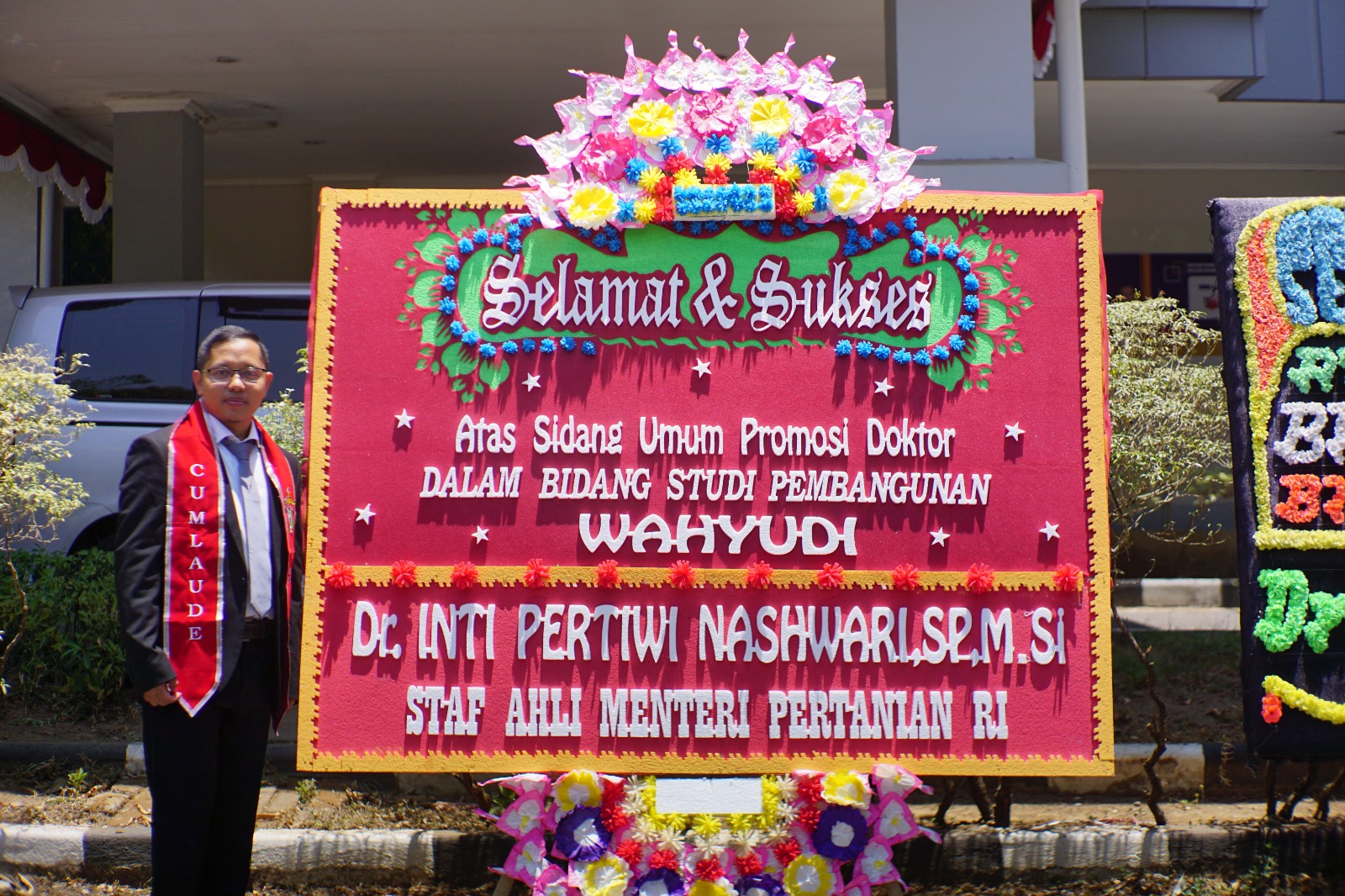 Lulus dengan IPK 4,0 dan Predikat Cumlaude, Lulusan Pertama Studi Pembangunan UNHAS banjir ucapan selamat