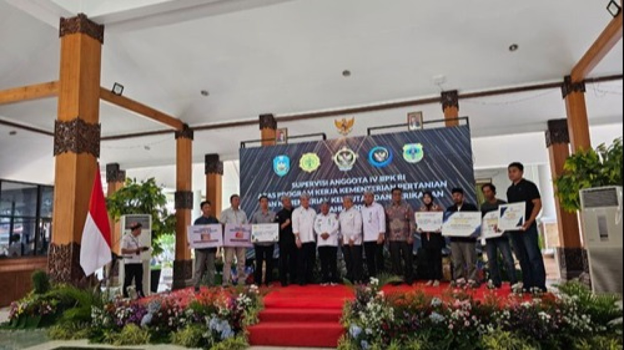 Kementan Serahkan Bantuan Ratusan Kilogram Benih Padi dan Jagung untuk Petani di Situbondo