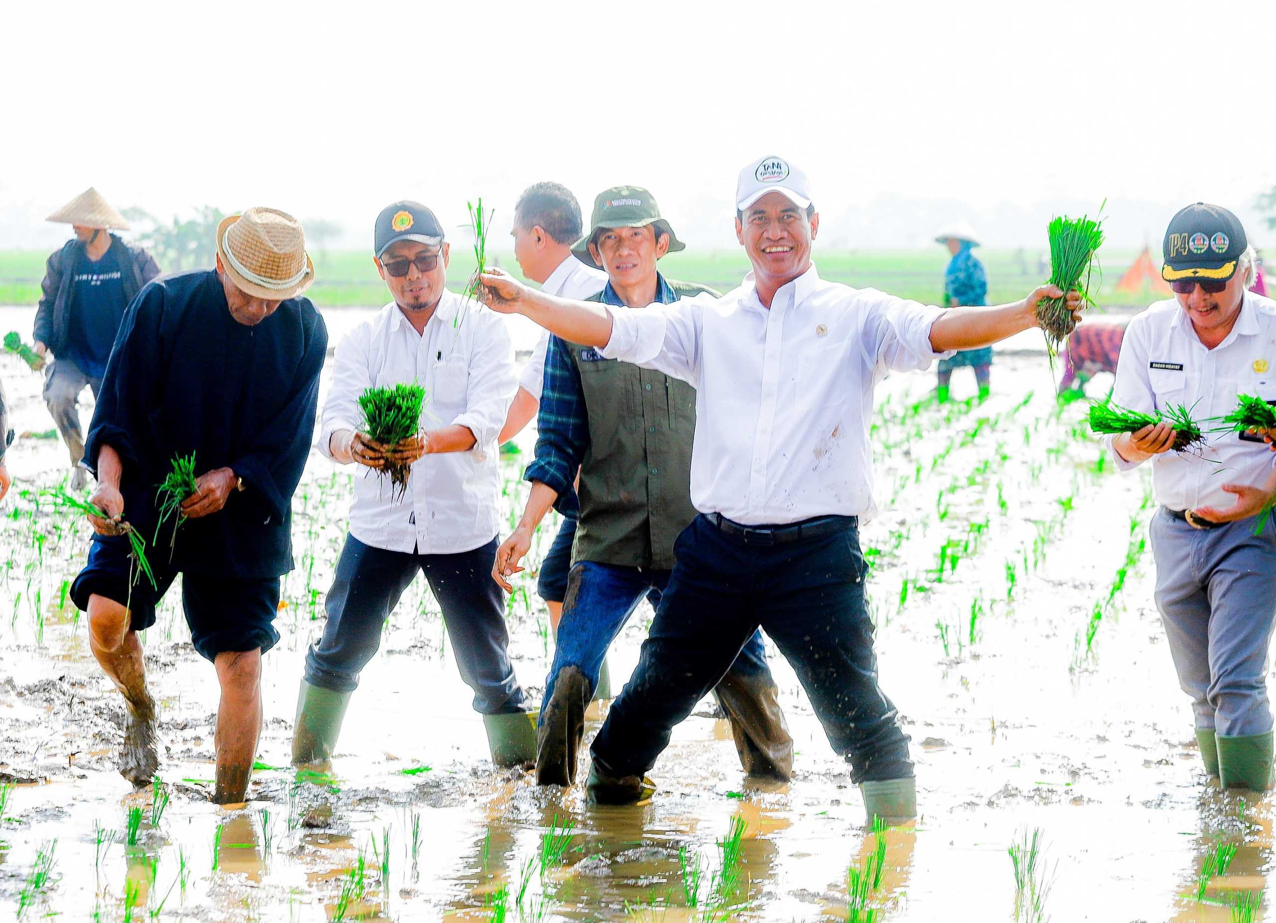 Kunjungi Kabupaten Bandung, Mentan Amran Ajak Petani Percepat Waktu Tanam