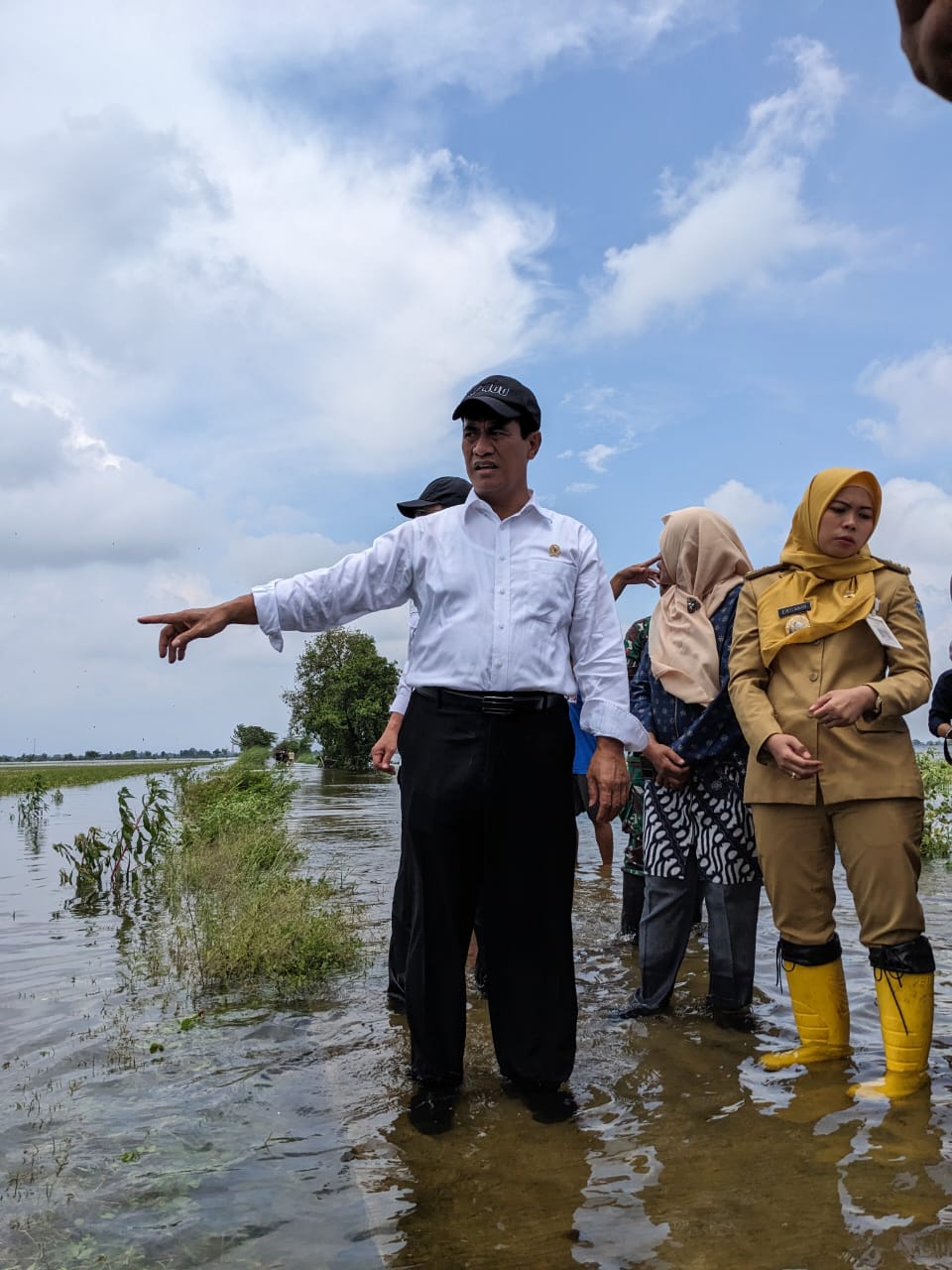 Kunjungi Korban Banjir Demak, Mentan Berikan Bantuan Benih 10.000 ha dan 30 Milliar Sarana Pertanian