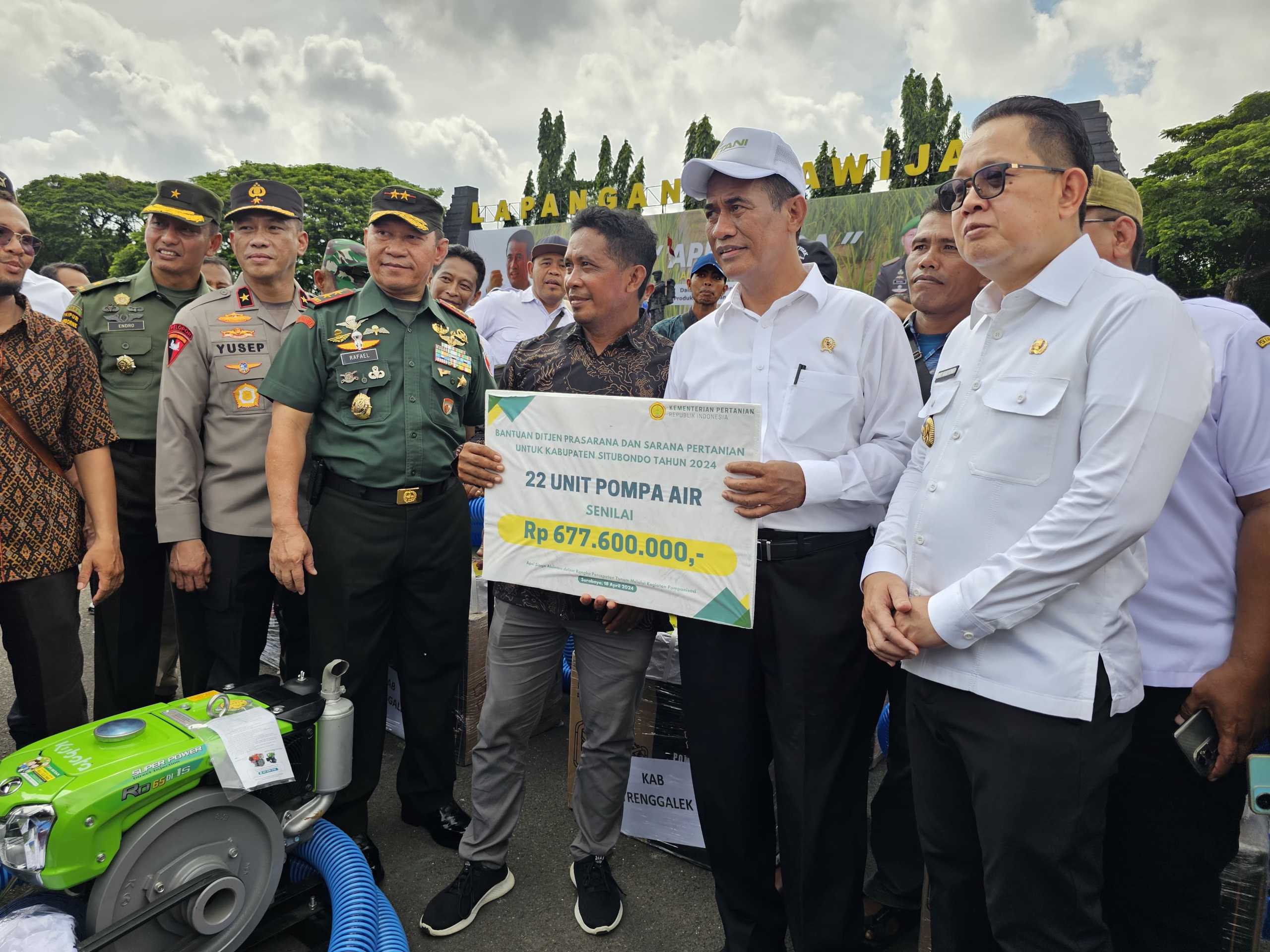 Tebar Bantuan di Jawa Timur, Mentan Amran Berharap Bisa Meningkatkan Produksi Padi Sebesar 3 Juta Ton
