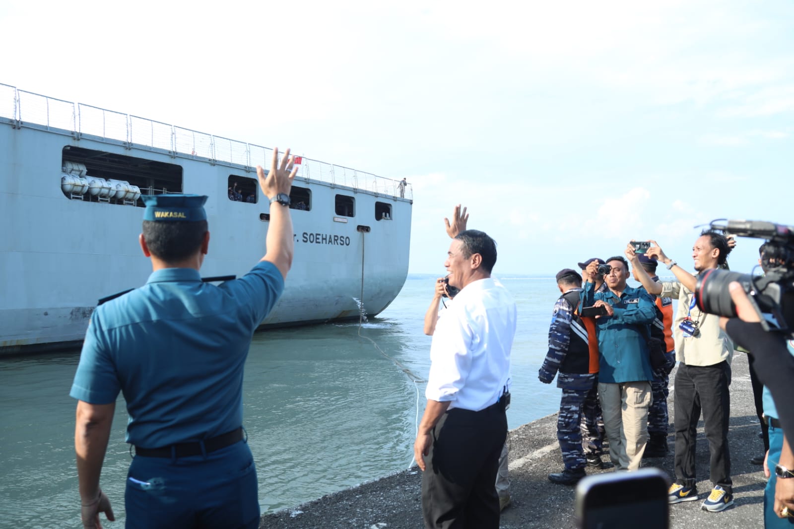 Mentan Amran bersama Wakasal Lepas Brigade Alsintan Menuju Merauke, Papua Selatan