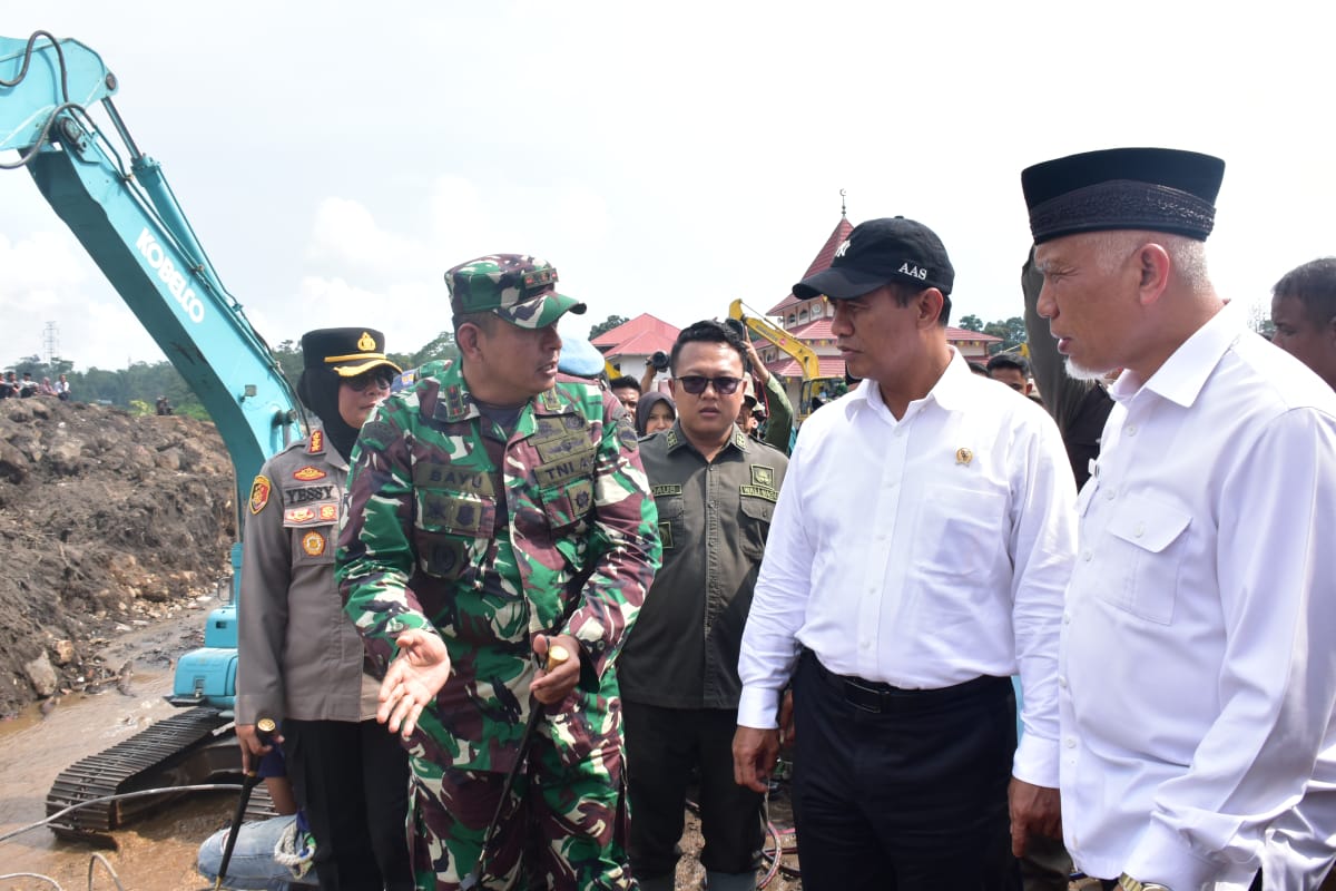 Mentan Amran Bantu Langsung Korban Banjir dan Longsor di Kabupaten Agam