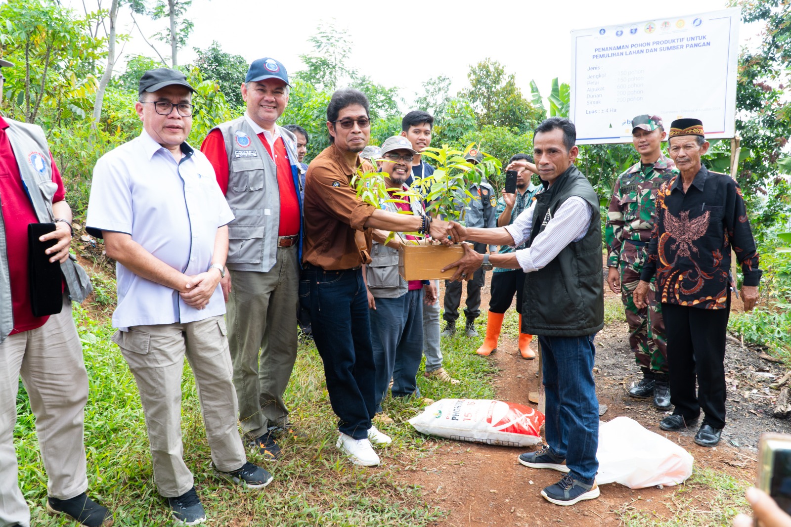 ARM HA-IPB DAN ALUMNI KEHUTANAN IPB TANAM POHON PRODUKTIF BERSAMA WARGA CIPENDAWA