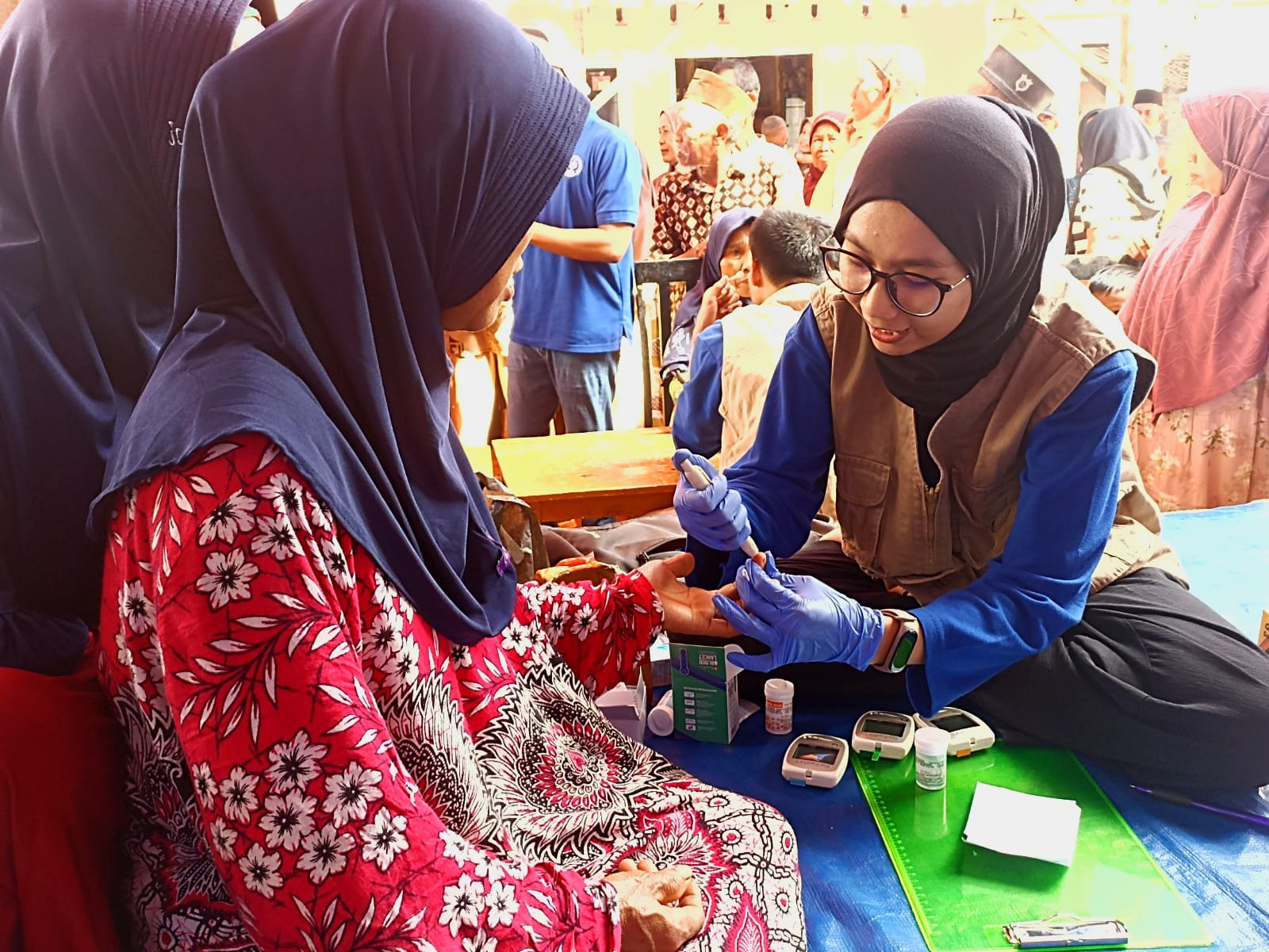 AKSI RELAWAN MANDIRI DAN IPB UNIVERSITY SEDIAKAN LAYANAN KESEHATAN DAN PENGOBATAN GRATIS BAGI WARGA CILEUKSA, BOGOR