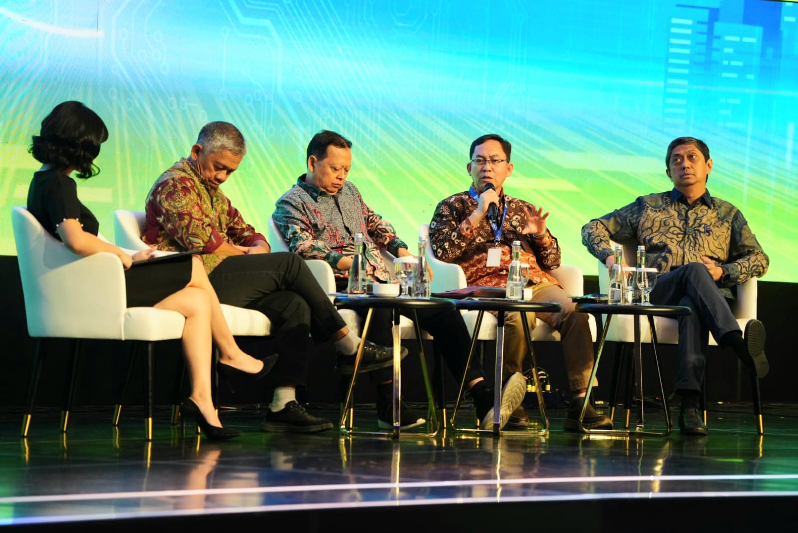 MENUJU INDONESIA MANDIRI MELALUI PENGUATAN PRODUK DALAM NEGERI