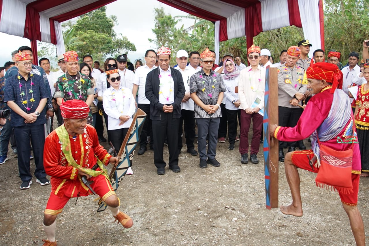 Mentan Bawa Investor Industri Sapi Perah Asal Vietnam Meninjau Lahan di SulawesiTengah