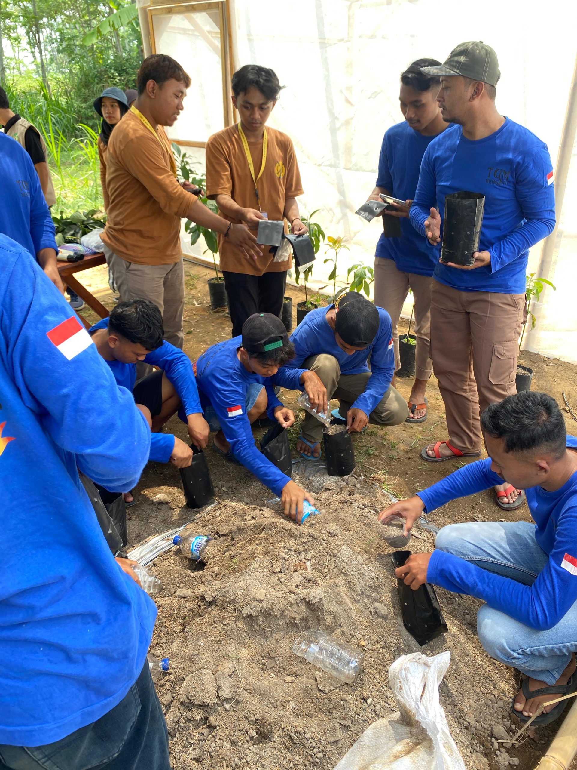 Hibah MBKM Prodi Penyuluhan dan Komunikasi Pertanian UNS Adakan PelatihanPenyemaian dan Sambung Pucuk di Desa Mundu, Kecamatan Tulung, Kabupaten Klaten