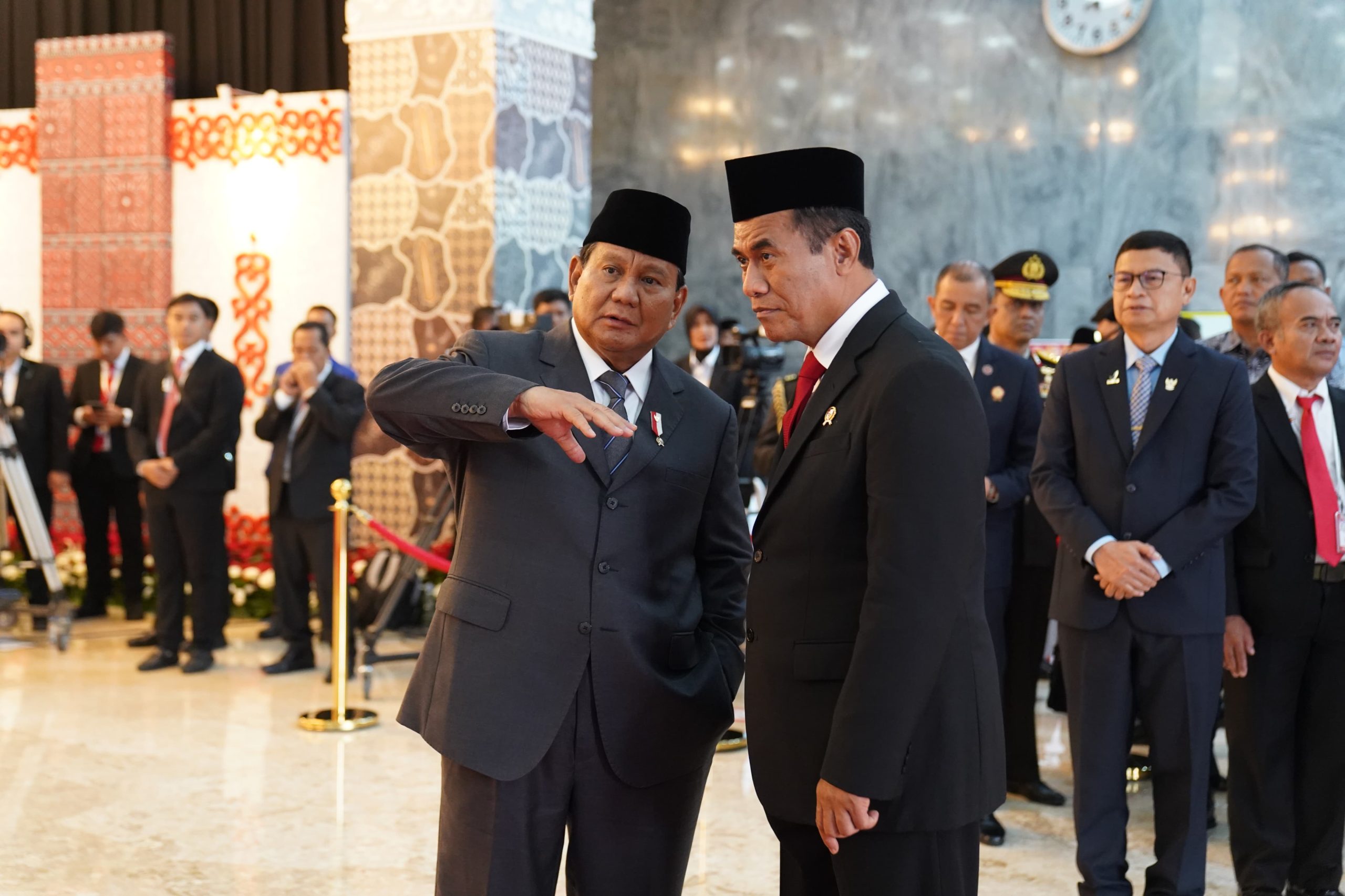 Presiden Terpilih Membisik Mentan Amran di Acara Pelantikan DPR RI, Ada Apa Ya?
