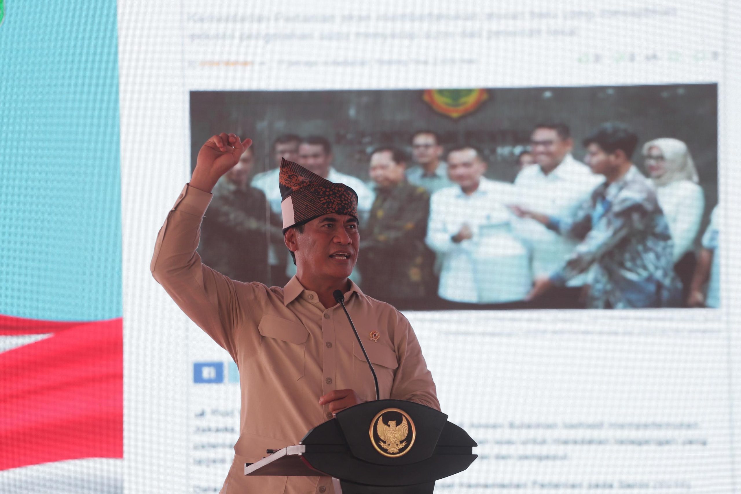 Simbol Perdamaian, Mentan Amran Minum Susu Bersama Ribuan Anak Sekolah, Peternak, dan Pelaku Industri Susu