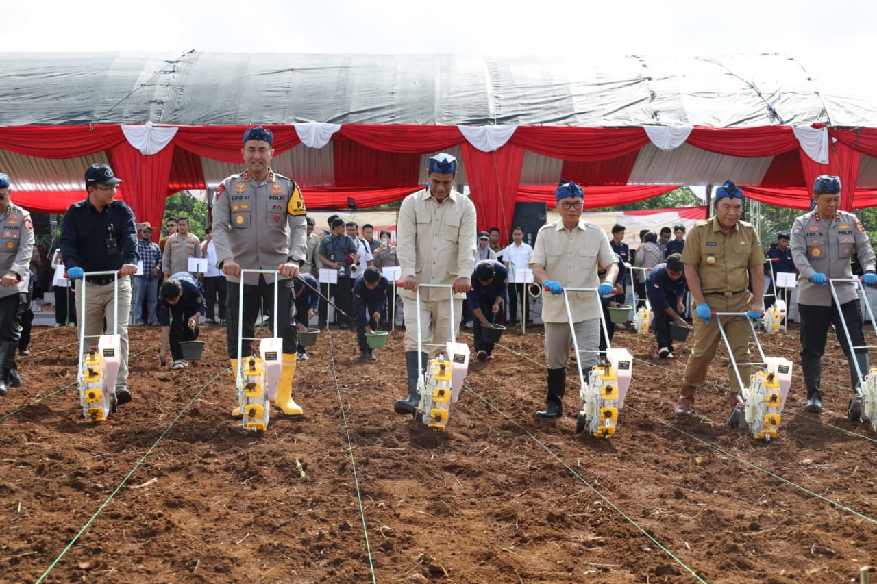 Mentan Bersama Kapolri dan Panglima TNI Launching Program Swasembada Pangan