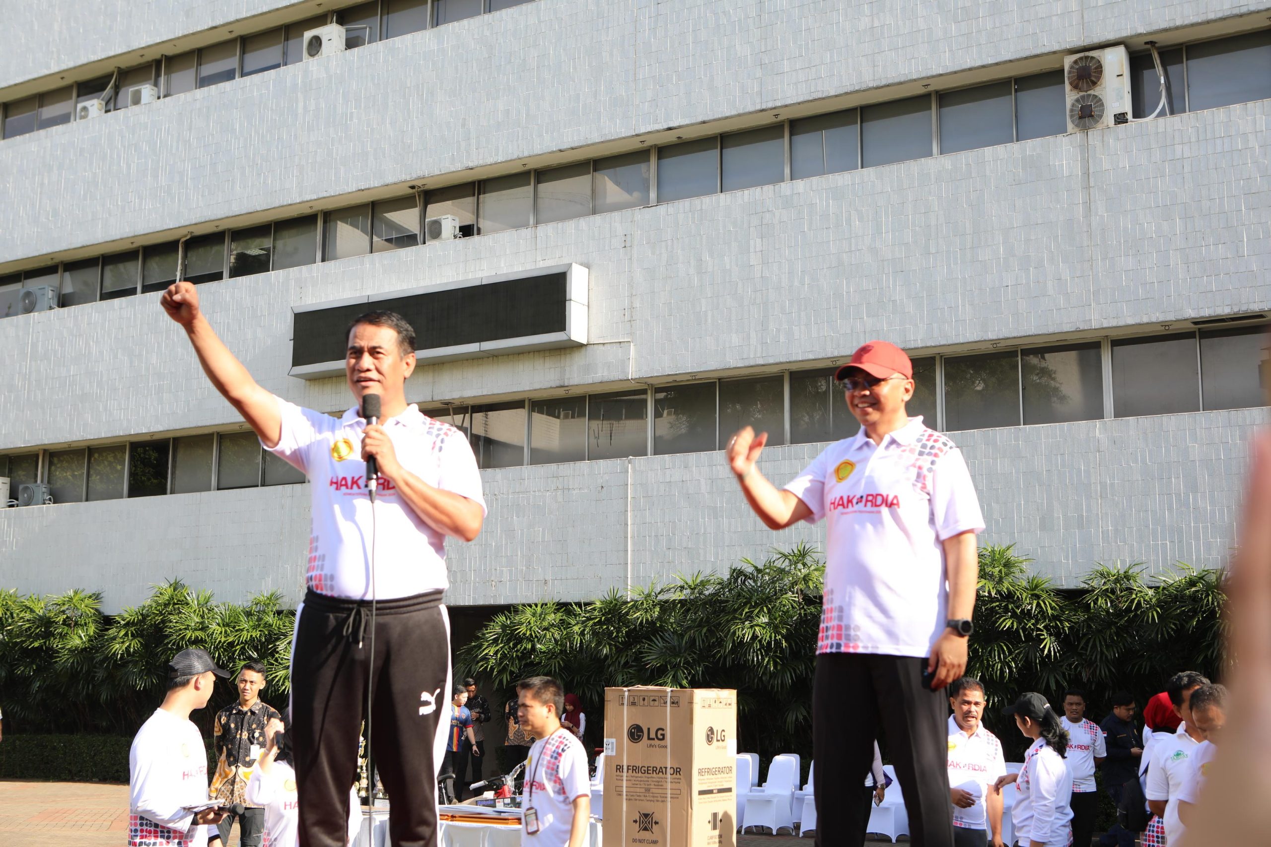 Mentan Amran Bagikan Sajadah dan Tikus ke Staf pada Peringatan Hari Antikorupsi