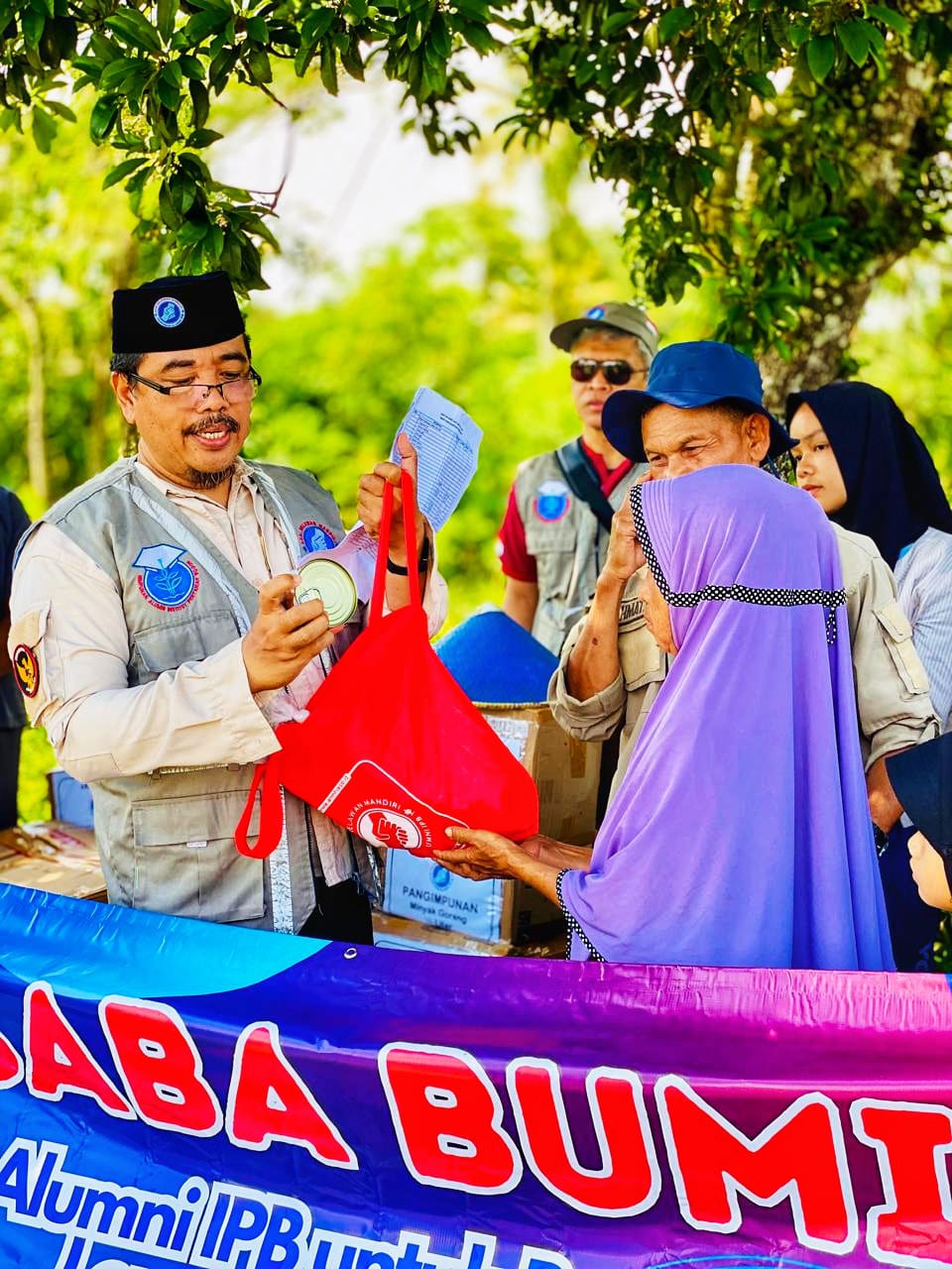ARM HA-IPB DISTRIBUSI 210 PAKET BANTUAN TAHAP 2 KE CILOPANG DAN PANGIMPUNAN, SUKABUMI