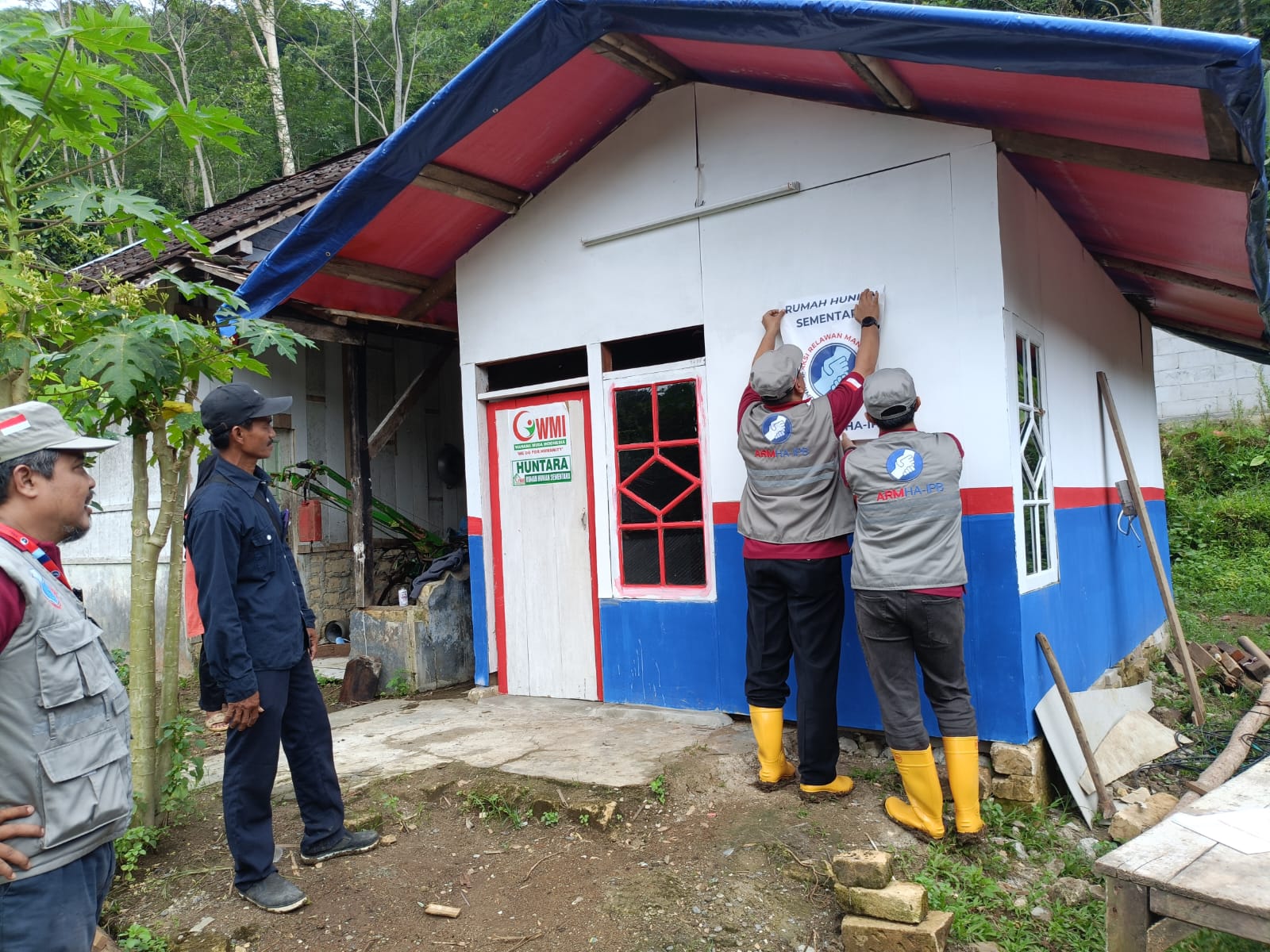 ARM HA-IPB SERAHKAN 6 UNIT HUNTARA DAN PAKET BANTUAN TAHAP 3 KEPADA WARGA PENYINTAS DI SUKABUMI