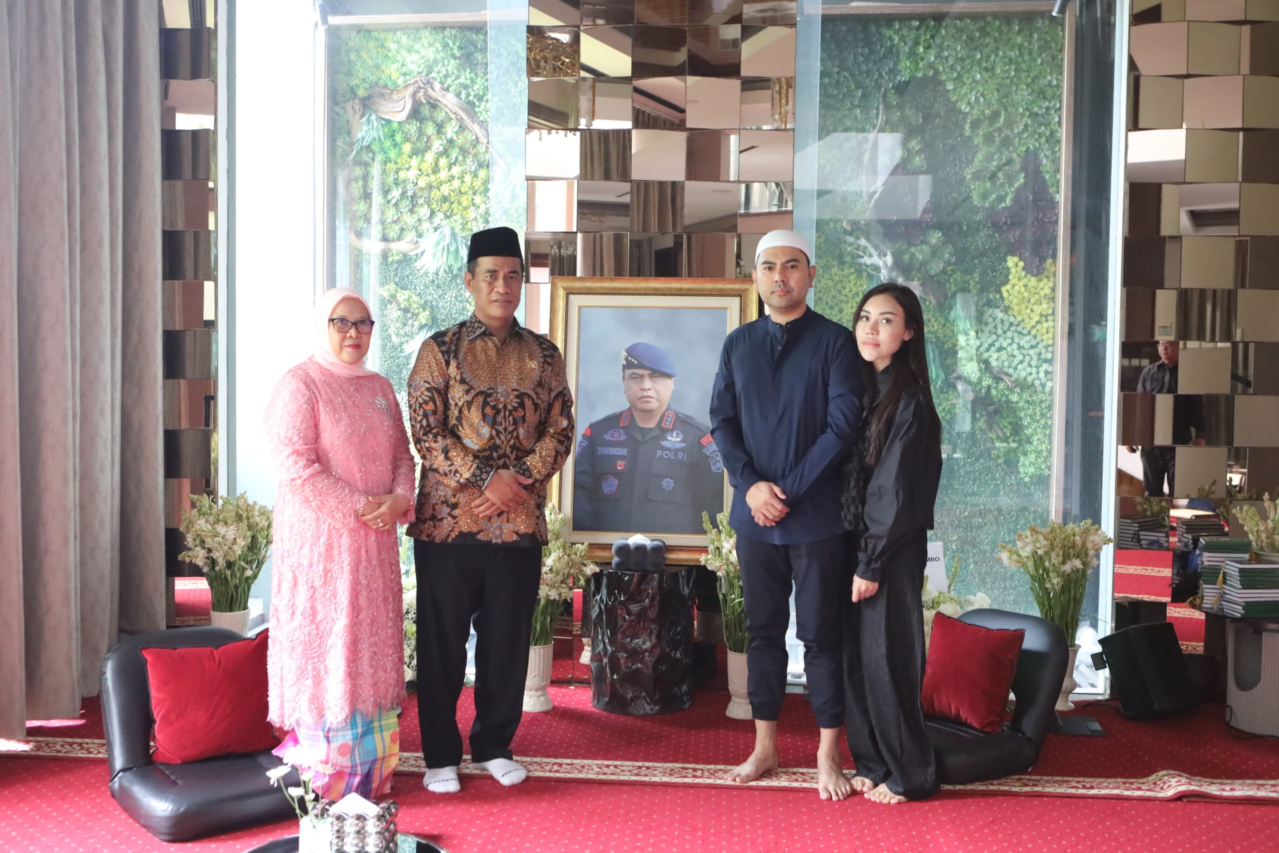 Mendarat Dari Luar Kota, Mentan Amran Langsung Ke Rumah Duka Almarhum Syafruddin