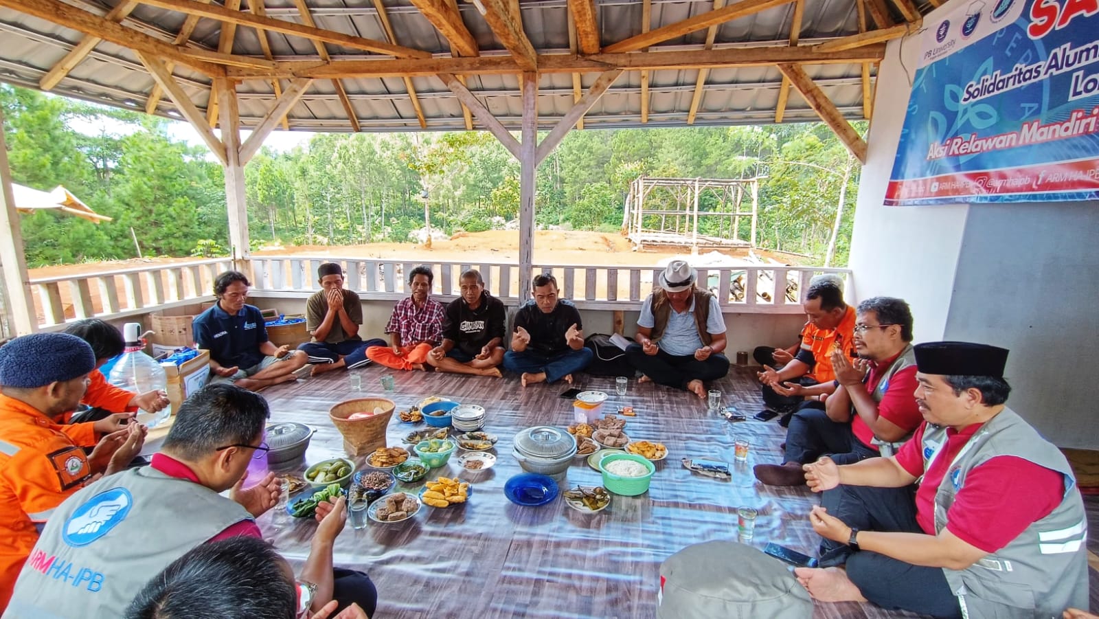 ARM HA-IPB RAMPUNGKAN MUSALA AL BAROKAH DAN UNIT MCK UNTUK PENYINTAS BENCANA DI CUKANG PAKU, SUKABUMI