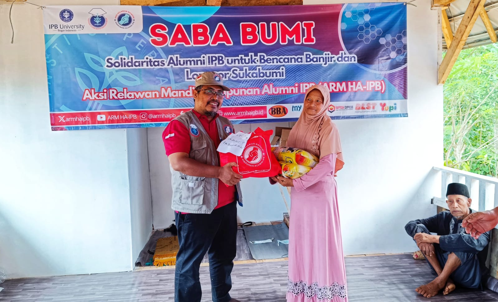 BERBAGI KEGEMBIRAAN SAMBUT RAMADHAN, ARM HA-IPB SALURKAN 237 PAKET SEMBAKO DAN BINGKISAN BUAT WARGA PENYINTAS BENCANA DI SUKABUMI