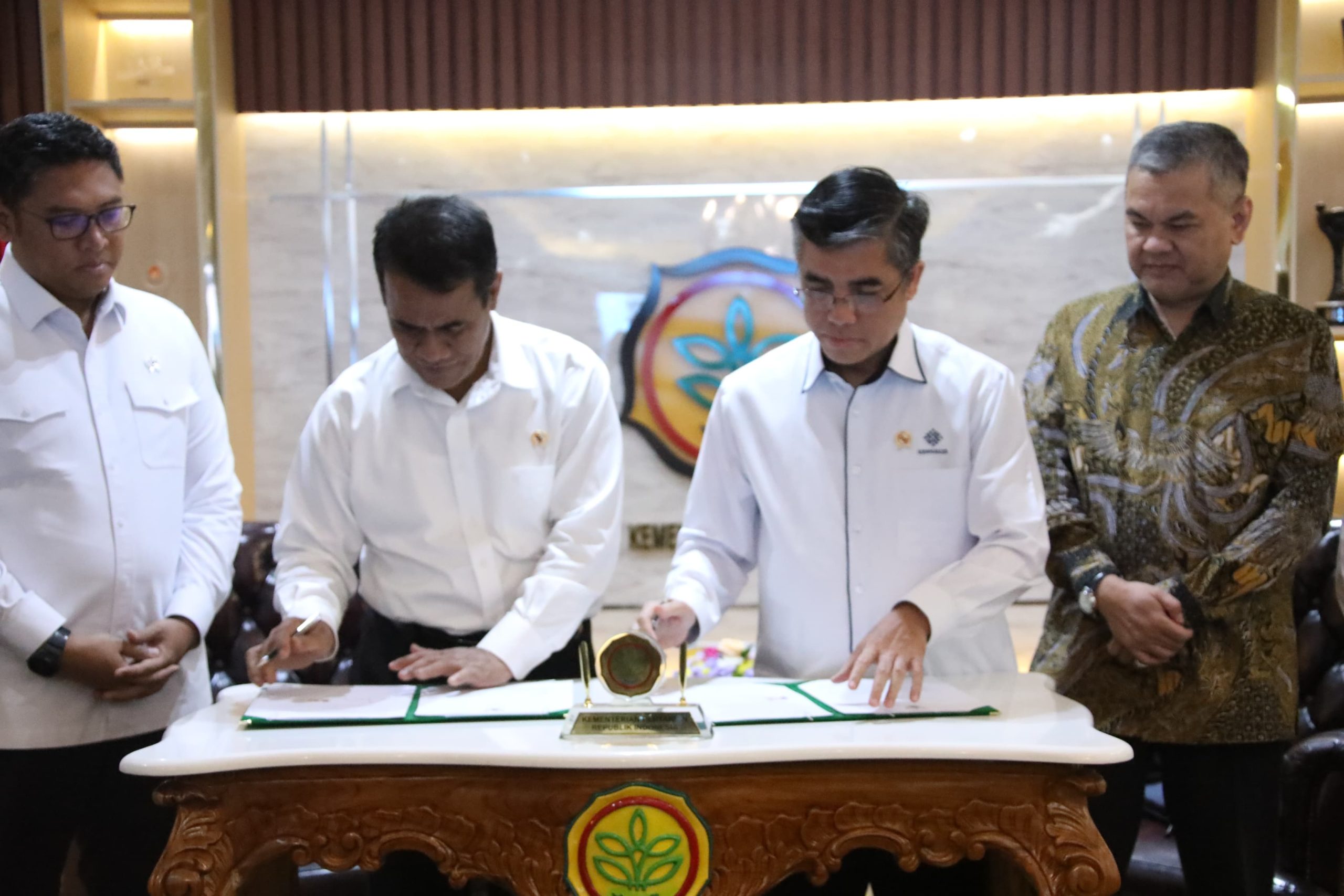 Teken MoU, Mentan Amran dan Menaker Yassierli Siapkan SDM Handal untuk Klaster Pertanian Modern