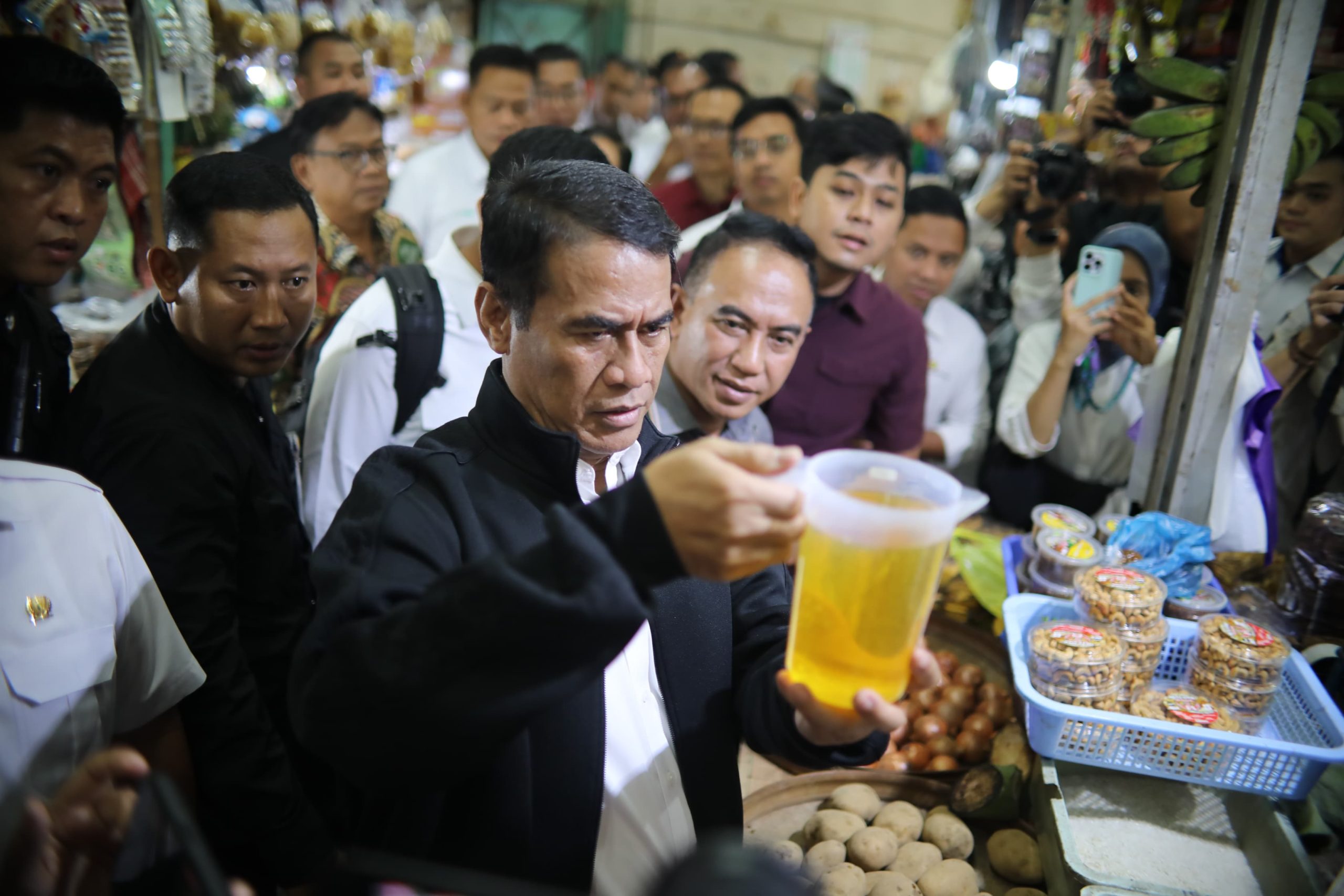 SIDAK DI PASAR GEDE SOLO, MENTAN AMRAN TEMUKAN MINYAKITA MASIH BELUM SESUAI TAKARAN