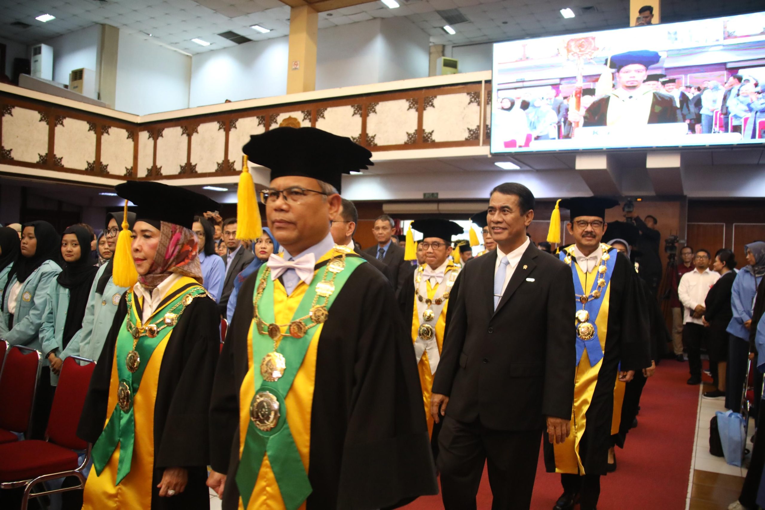 Mentan Terharu Raih Penghargaan UNS, Teringat Didikan Ibunda