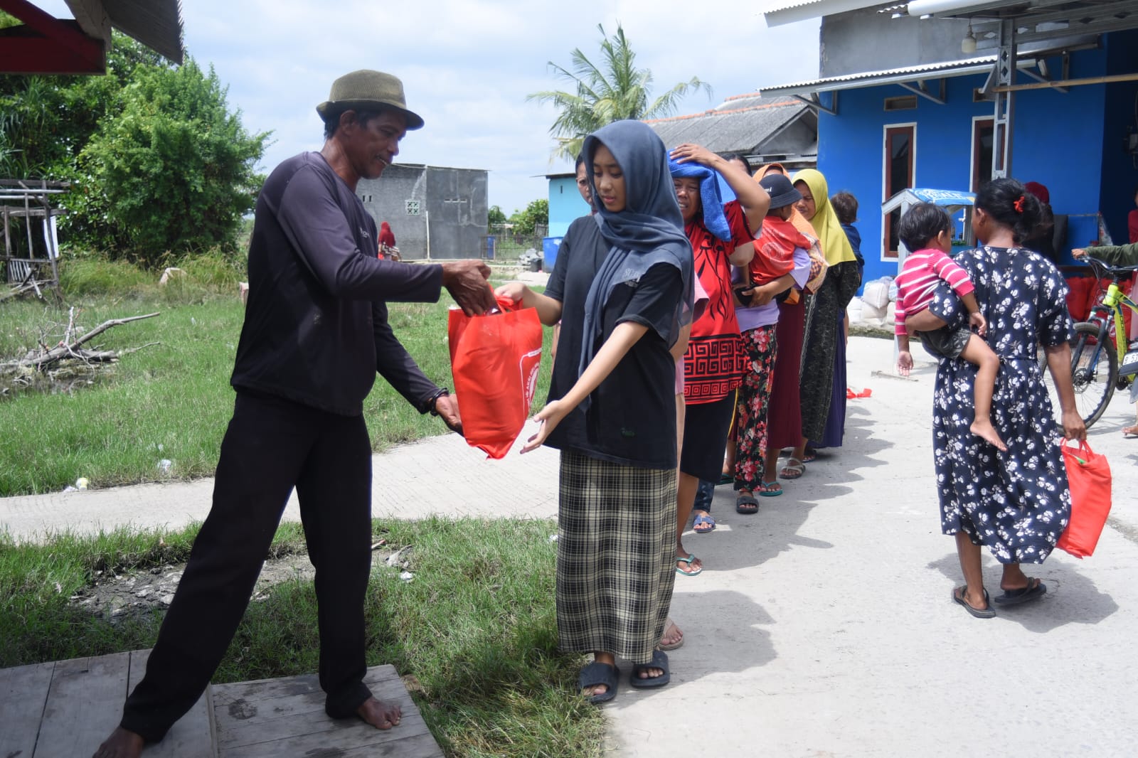 ARM HA-IPB Salurkan 110 Paket Bantuan Kemanusiaan untuk Penyintas Banjir di Bekasi
