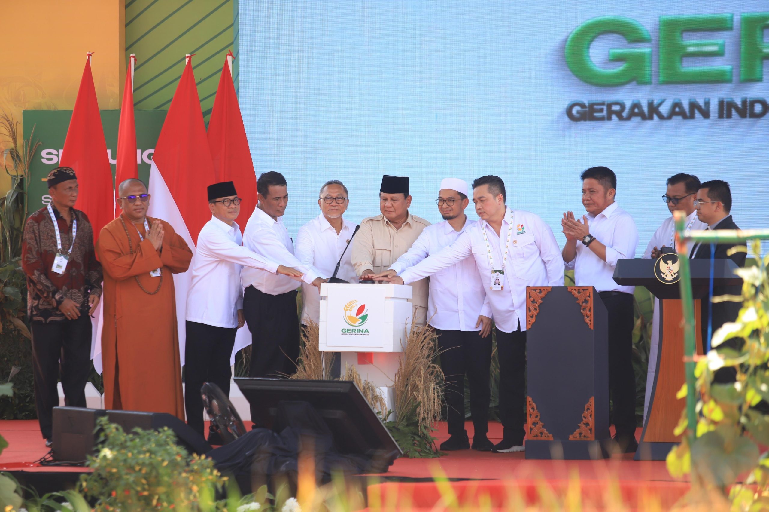 Didampingi Mentan Amran, Presiden Prabowo Bangga Melihat Lahan Rawa Jadi Sawah Produktif di Sumsel