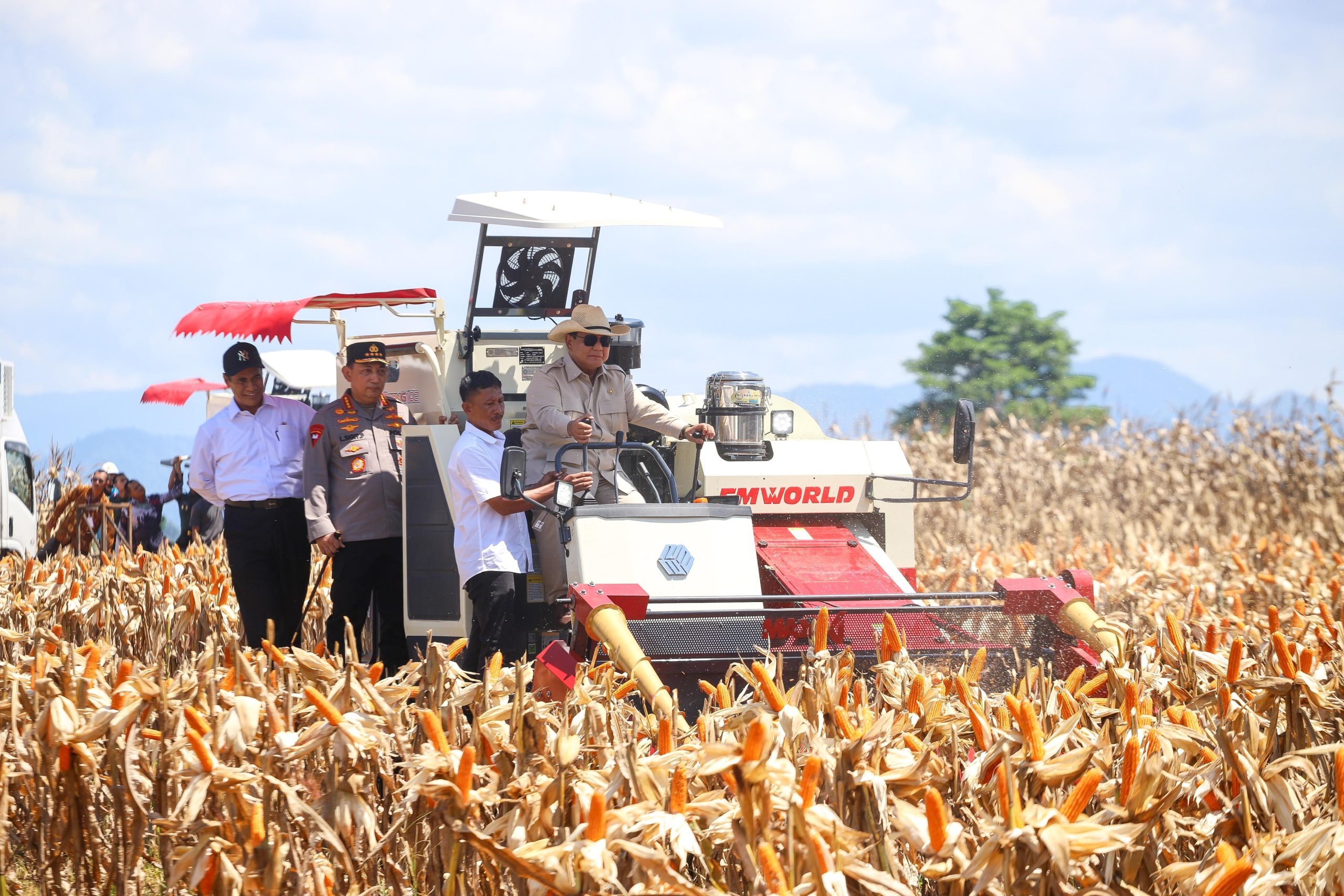 Didampingi Mentan Amran, Presiden Prabowo Pimpin Panen Raya Jagung Di Kalbar