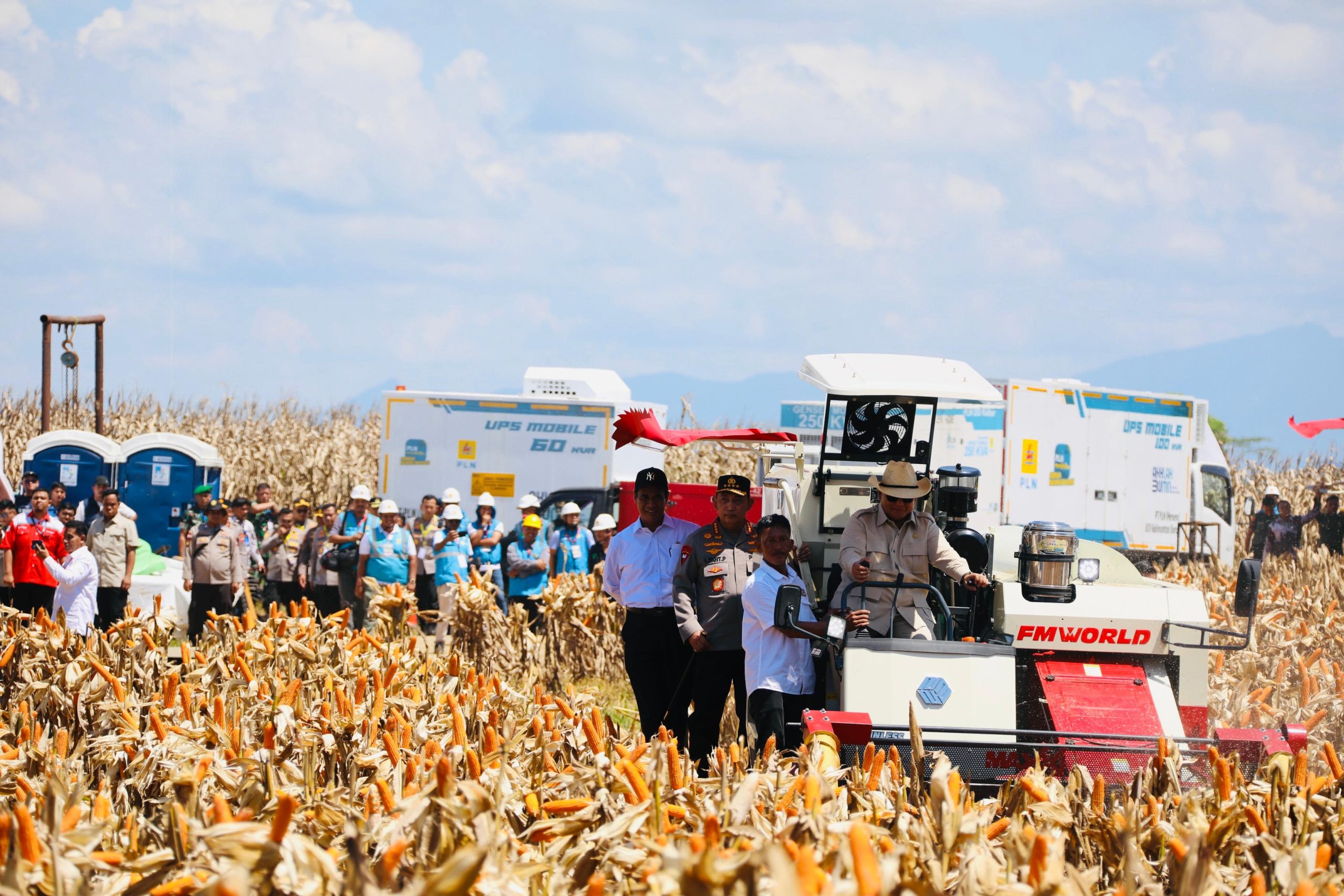 Didampingi Mentan Amran, Presiden Prabowo Pimpin Panen Raya Jagung Di Kalbar