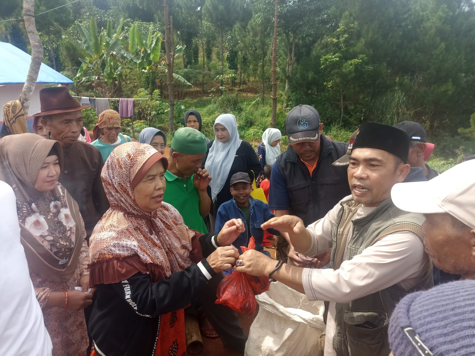 Penyintas Banjir di Cukang Paku, Sukabumi Terima Sapi Kurban dari ARM HA-IPB
