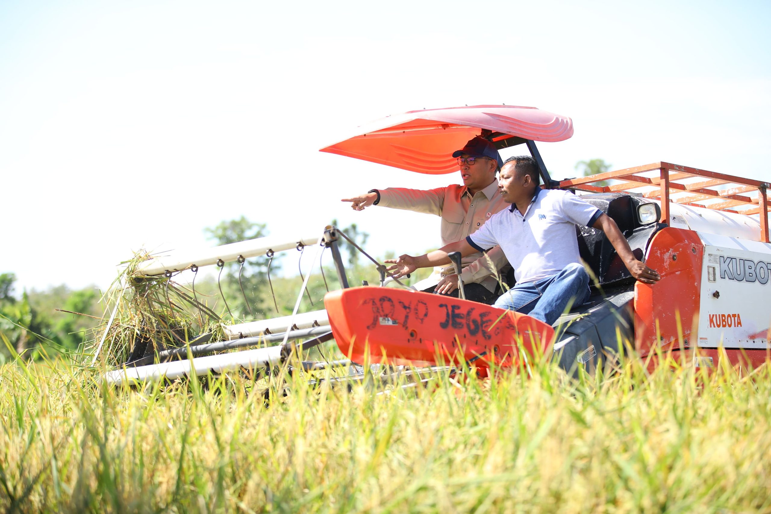 Bawa Combine Harvester Masuk Desa, Wamentan Sudaryono Bikin Petani Ngawi Bisa Panen Kilat