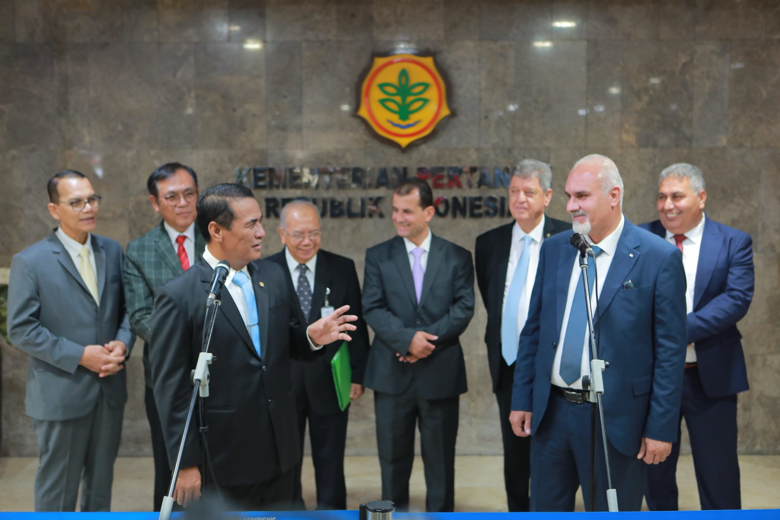 Penuh Persahabatan, Usai Bilateral Meeting, Mentan Amran Antar Mentan Palestina ke Tempat Inap