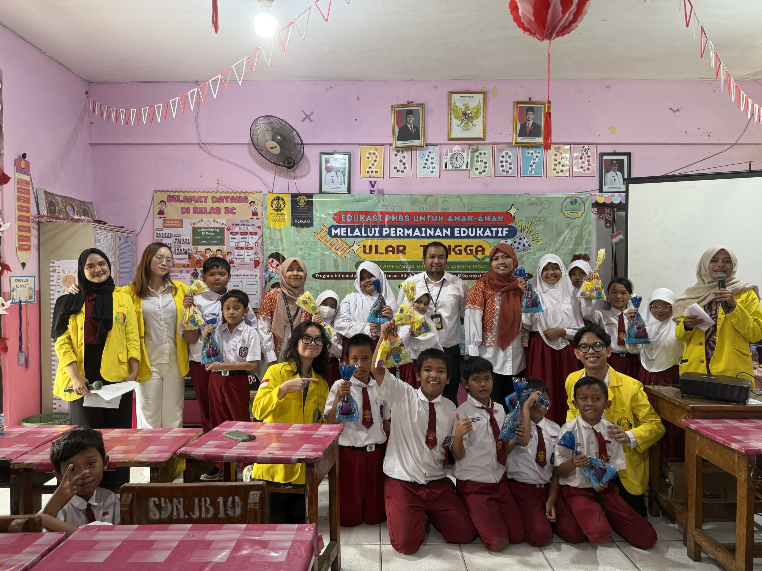 Gelindingkan Dadu Kebaikan: Vokasi UI Edukasi PHBS Anak-anak Lewat PermainanUlar Tangga