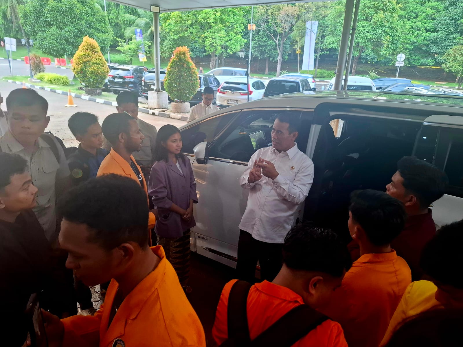 Mentan Amran Dengar Aspirasi Mahasiswa dan Beri Solusi Cepat di Lobi Kementan