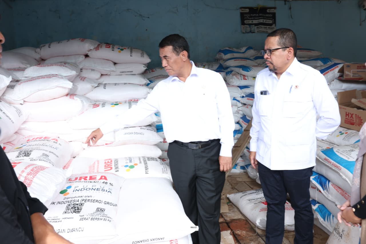 Mentan Amran dan KSP Qodari Sidak Kios Pupuk, Petani Tersenyum Harga Pupuk Turun