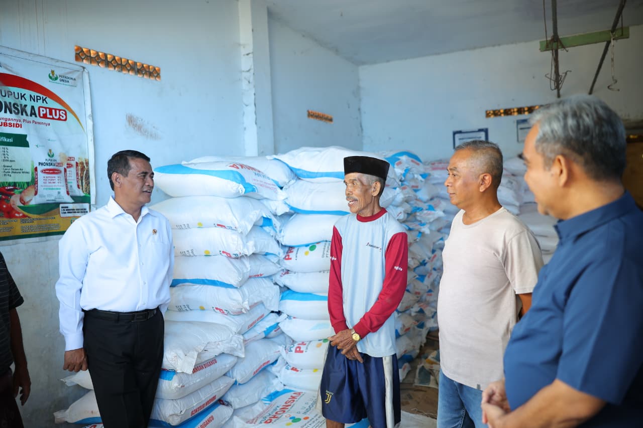 Ketua MPR dan Mentan Sidak Kios Pupuk, Petani Gembira Harga Makin Murah