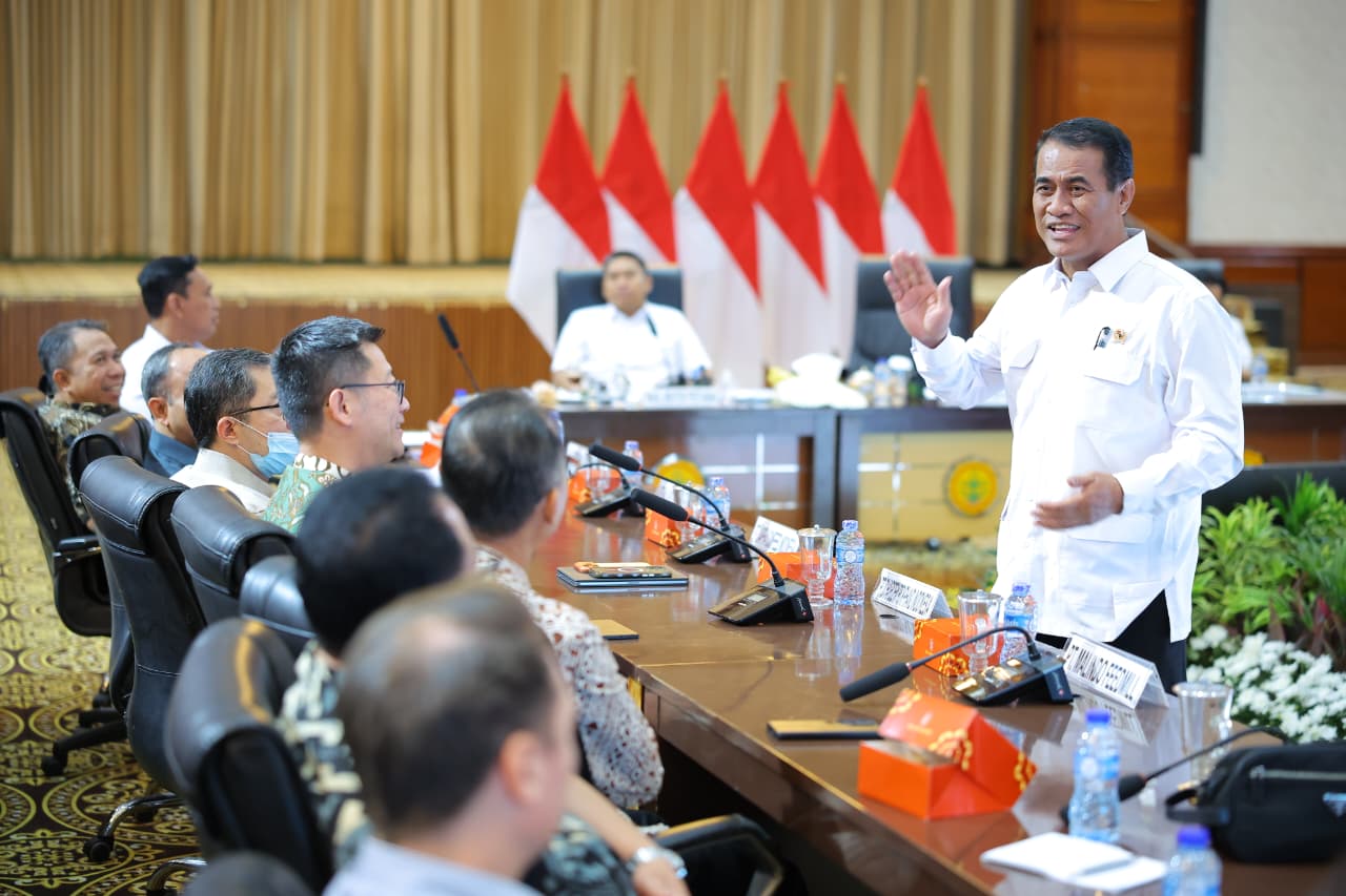 Mentan Amran Peduli Rakyat dan Peternak Telur