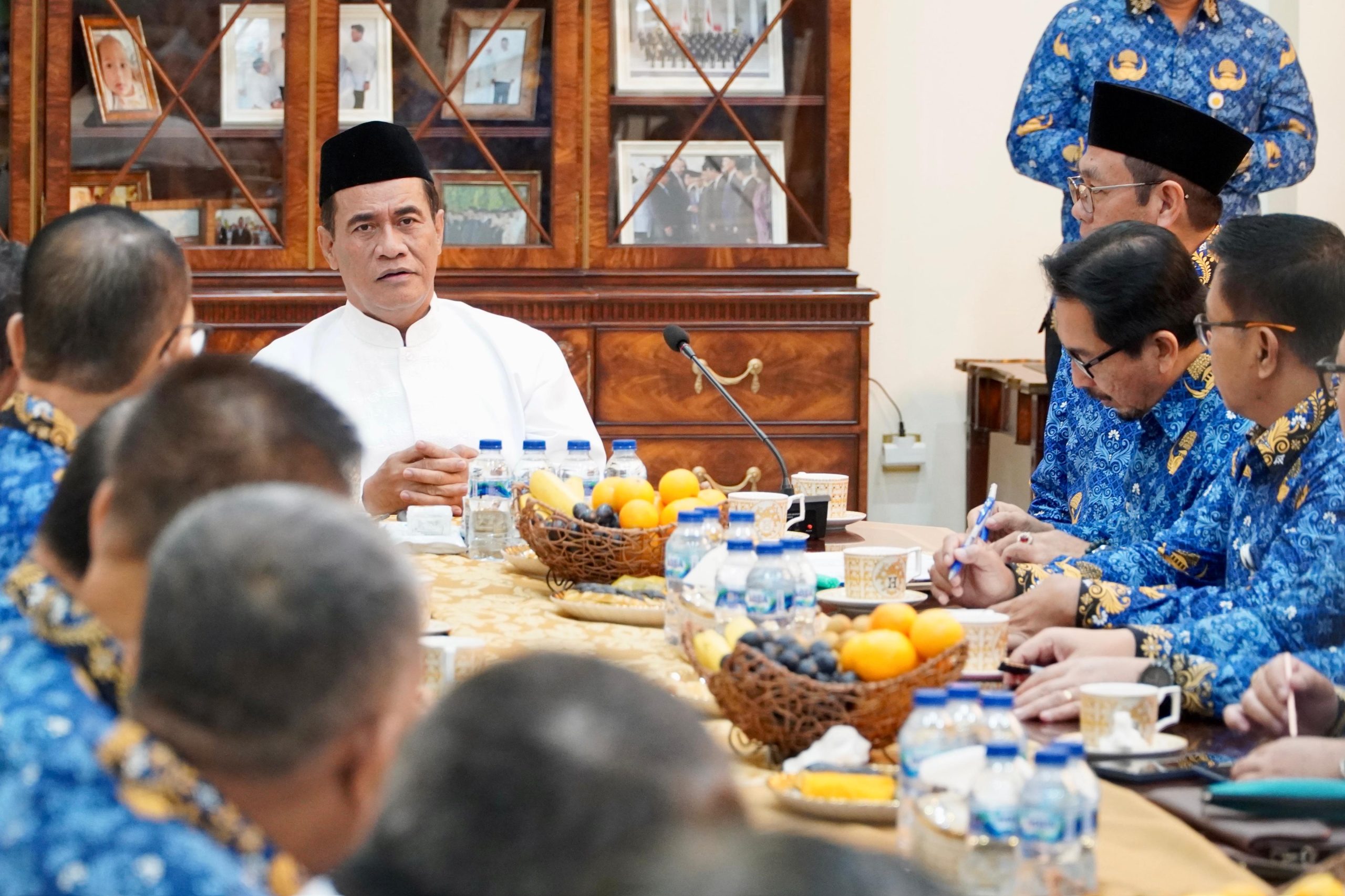 Pukul 6 Pagi, Mentan/Kepala Bapanas Amran Pimpin Rapat Penyaluran Bantuan Pangan untuk Bencana Aceh, Sumut, dan Sumbar
