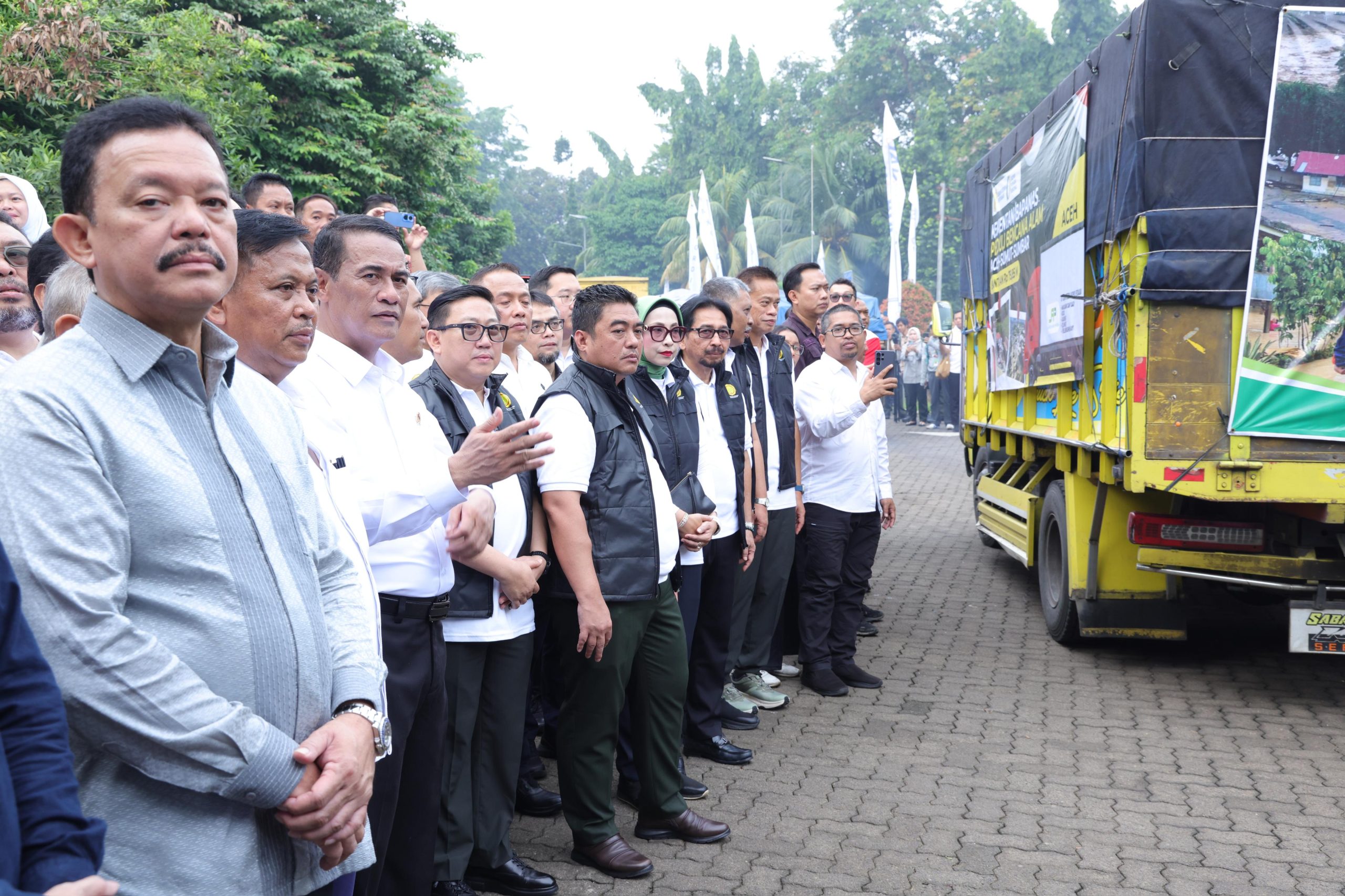 Mentan Amran Lepas 207 Truk Bantuan Bencana Banjir Sumatra