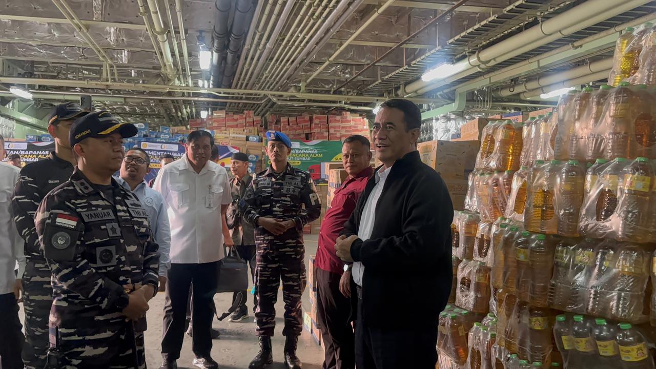 Mentan Amran Kirimkan Bantuan Bencana Sumatra dengan KRI Banda Aceh