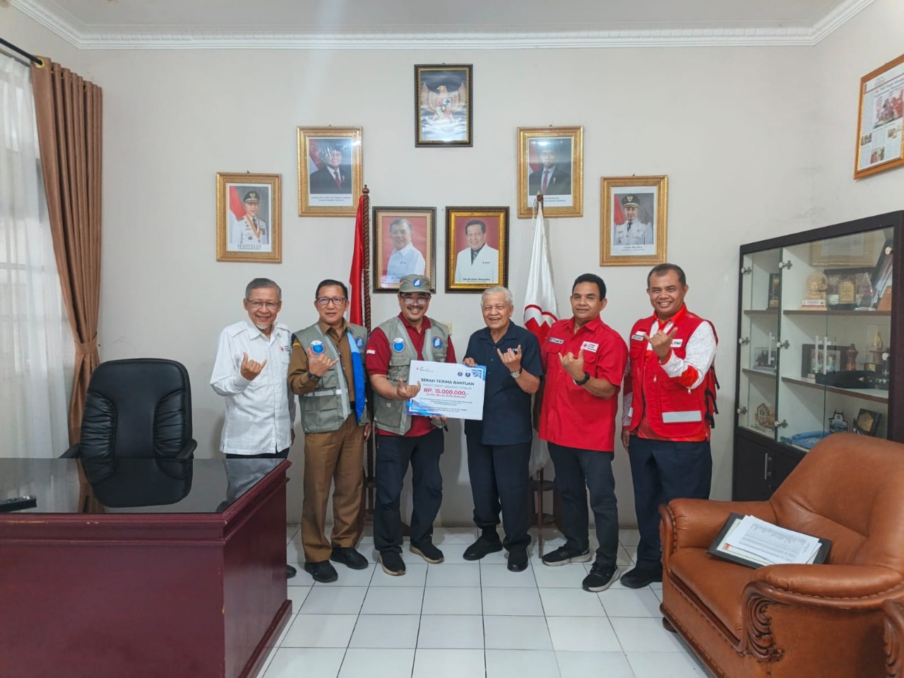 ARM HA-IPB GANDENG PMI SUMBAR SALURKAN OBAT-OBATAN UNTUK PENYINTAS BANJIR SUMATERA